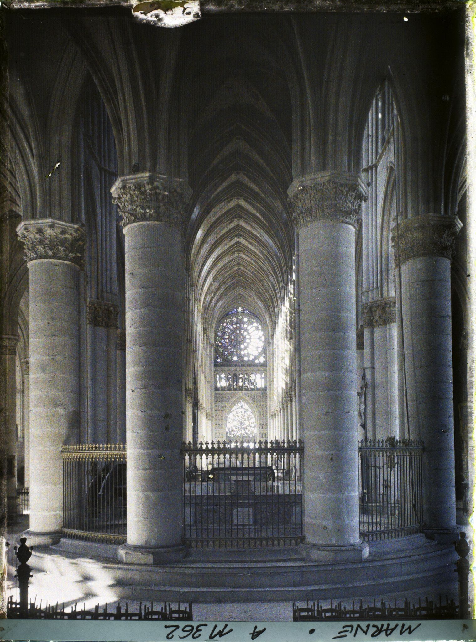 Image représentant la nef de la cathédrale vue du choeur