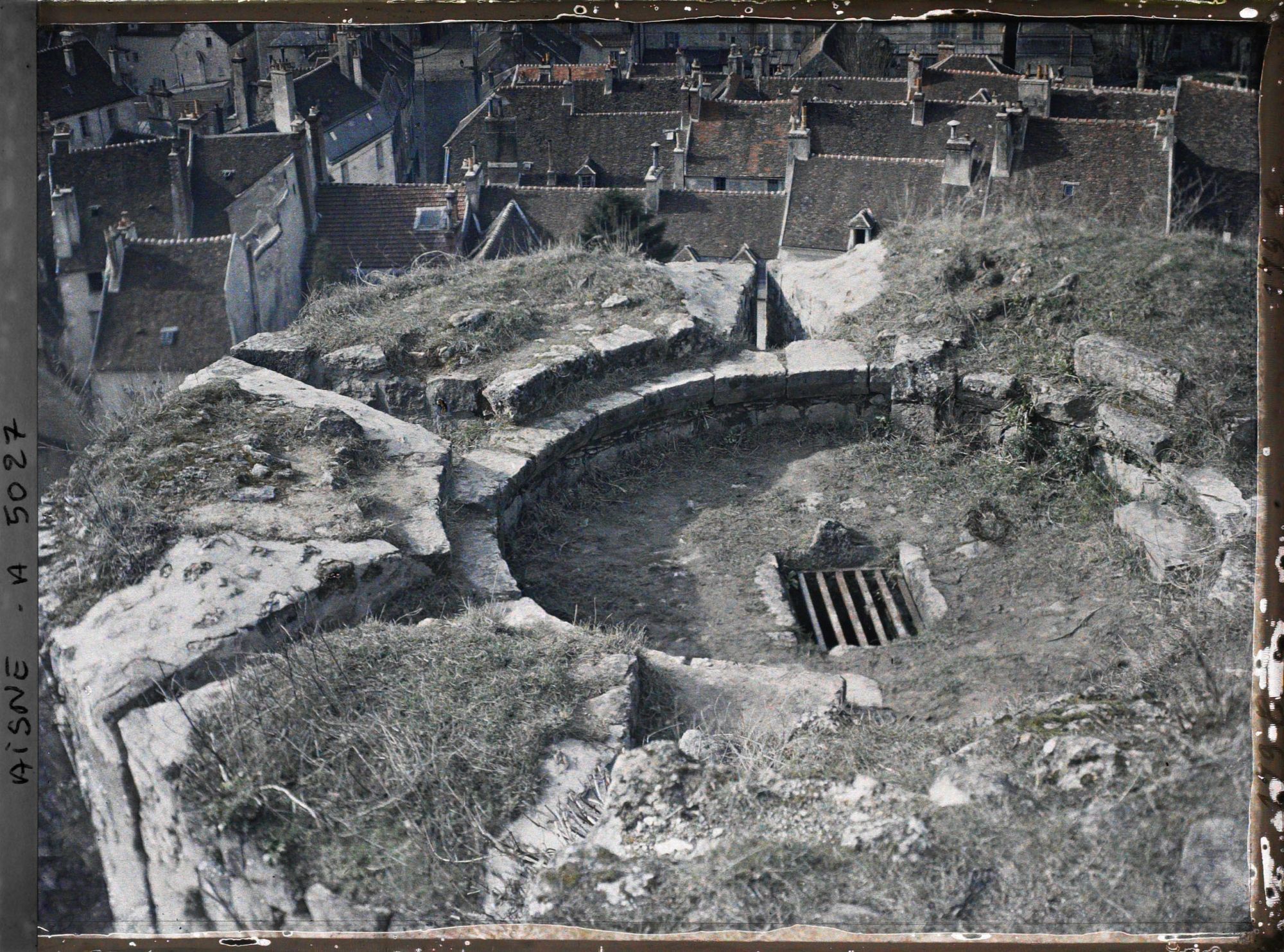 Image représentant La prison de Charles le Simple, la seule ouverture grillée de la prison