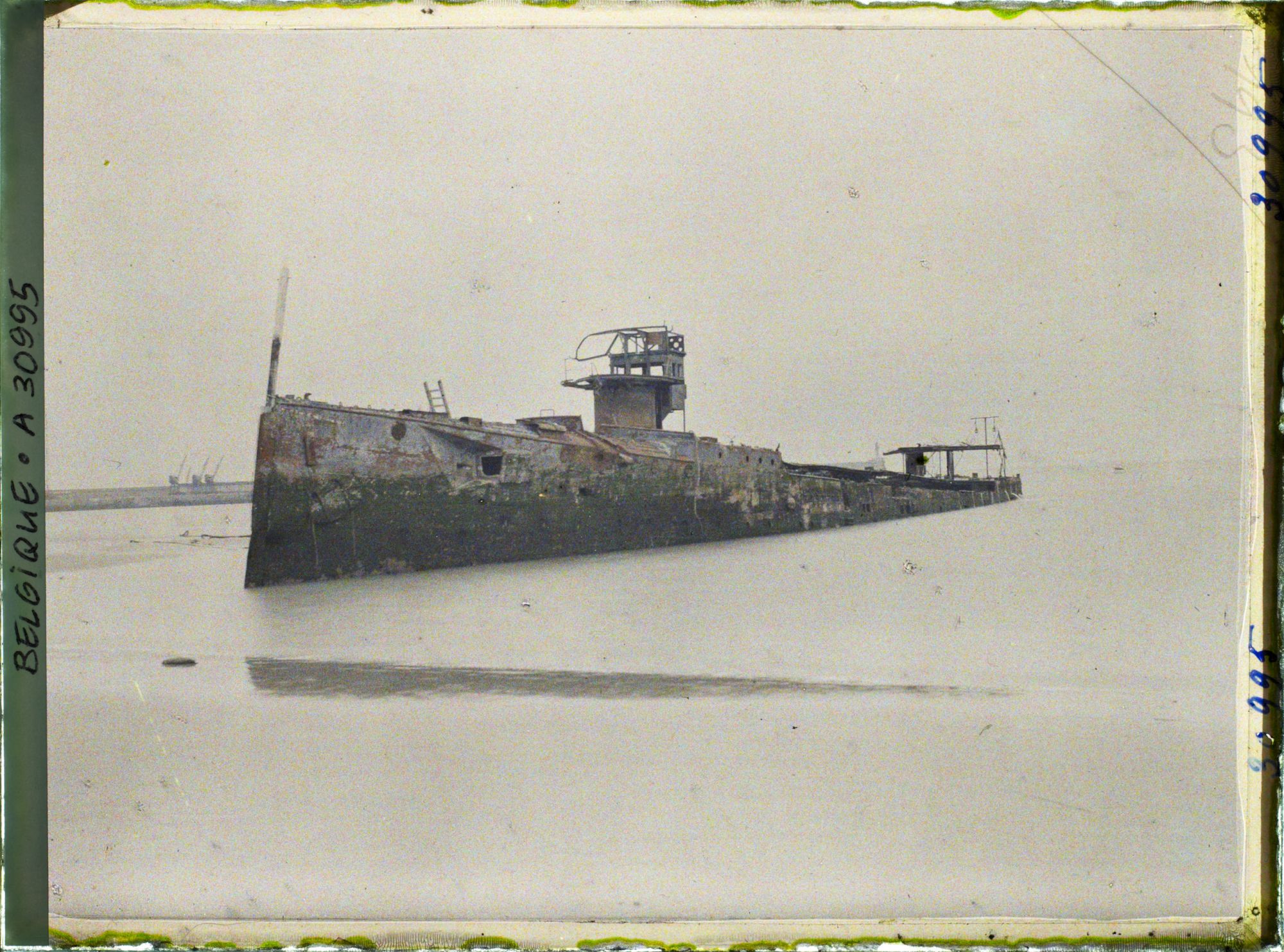 Image représentant Belgique, Zeebrugge, Le "Thétis" que l'on découpe au chalumeau