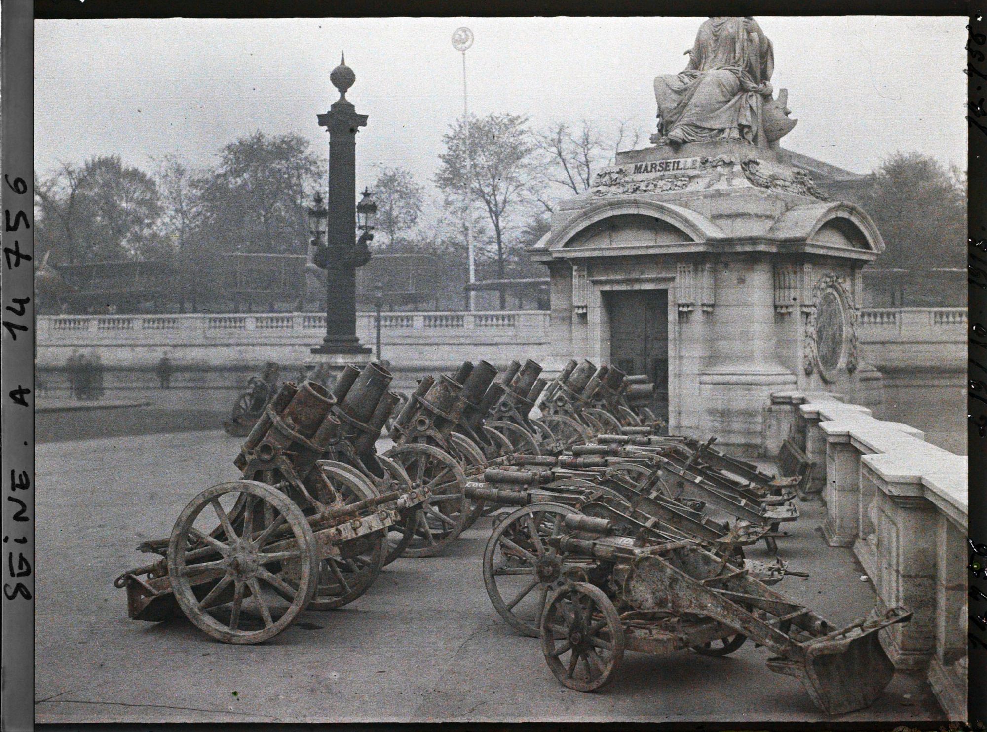 Image représentant Canons pris aux Allemands exposés place de la Concorde devant la statue de Marseille