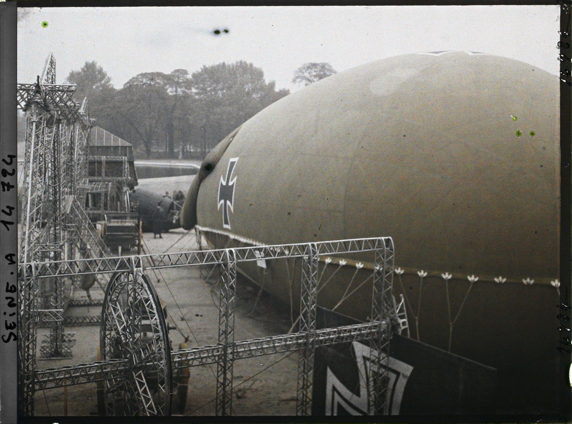 Image représentant Saucisse et monture d'un zeppelin au jardin des Tuileries