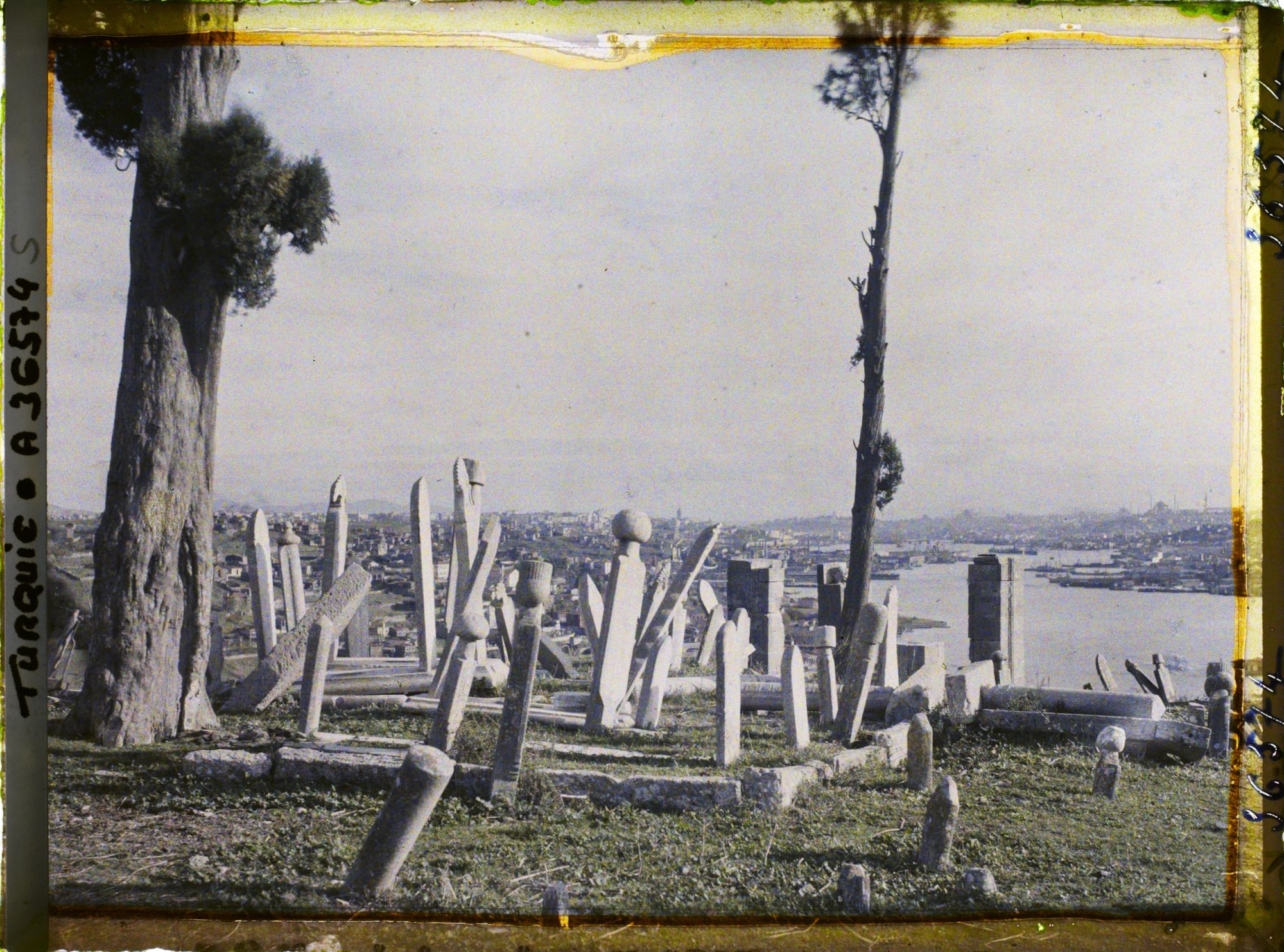 Image représentant Turquie, Constantinople - Eyoub, Cimetière d'Eyoub - Vue panoramique s/ la Corne d'Or, Galata et Stamboul autre aspect