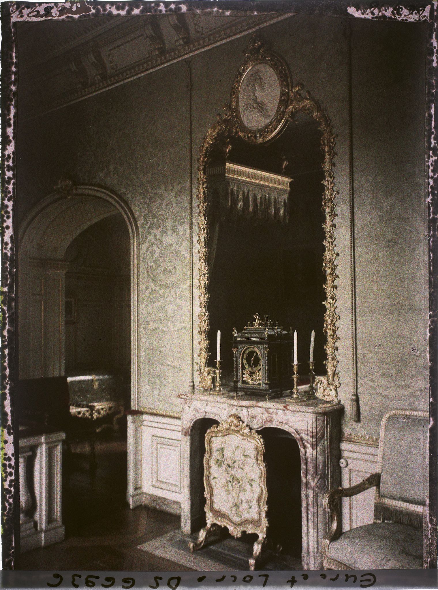 Image représentant La cheminée de la chambre de l'appartement de la marquise dans le logis principal du château