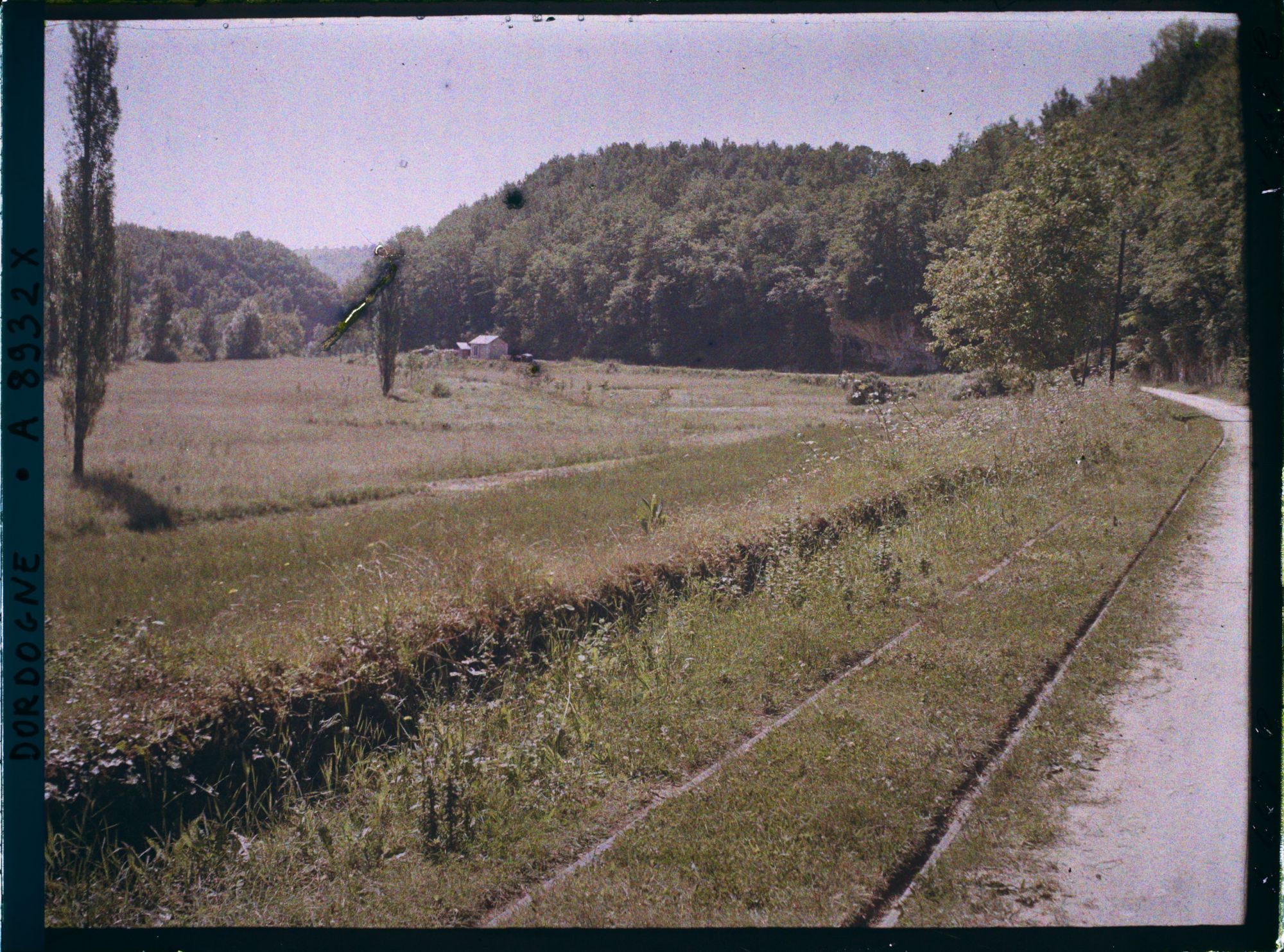 Image représentant France, Vitrac, Après Sarlat le petit débouché du vallon de la grande vallée de la Dordogne