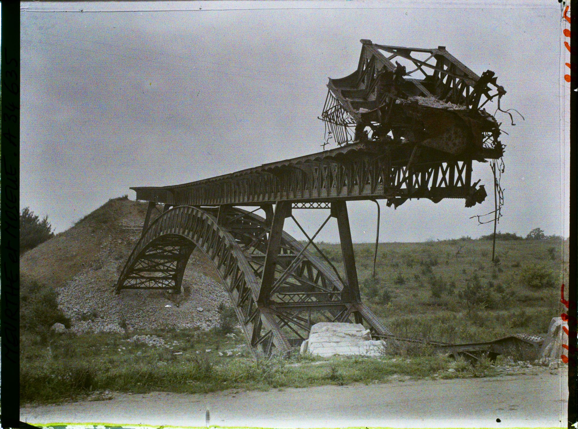 Image représentant France, Flirey, Pont détruit du Chin de fer de Toul autre aspect