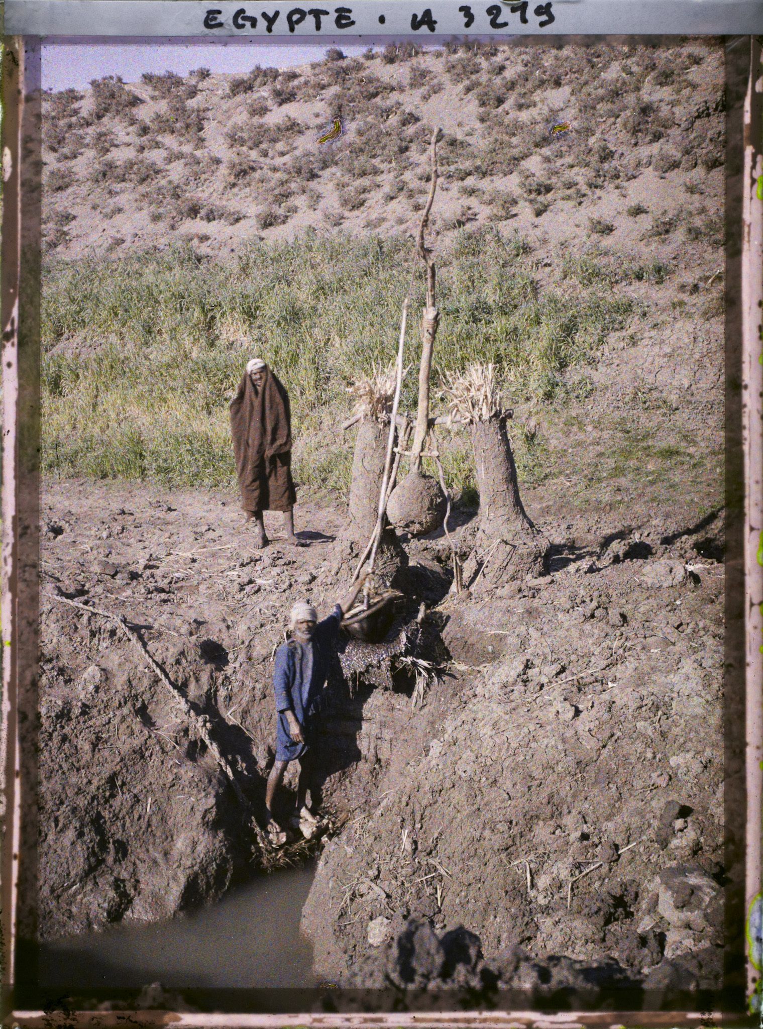 Image représentant Des hommes utilisant un chadouf