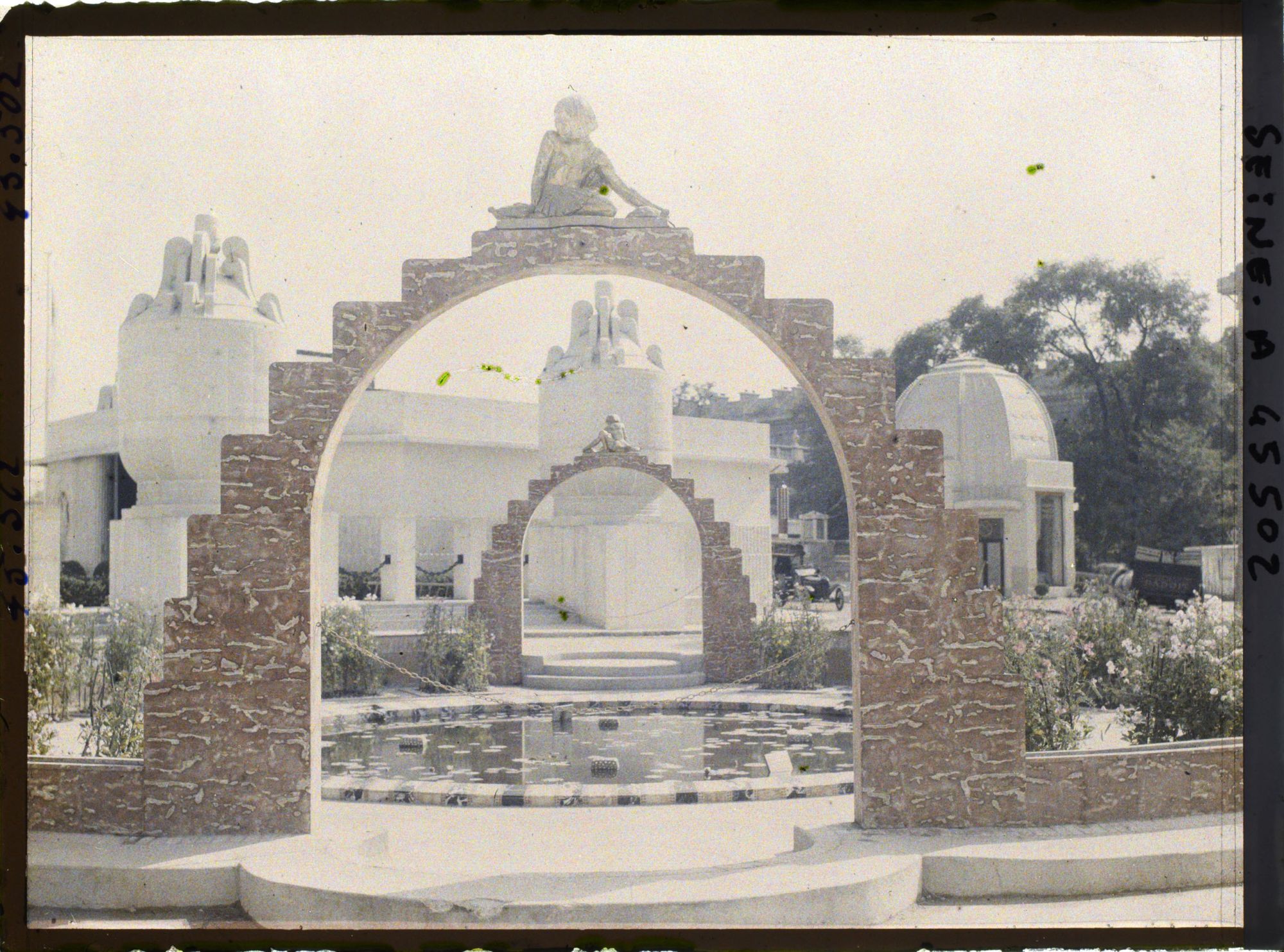 Image représentant L'Exposition des arts décoratifs, Jardin des Nymphéas sur l'esplanade devant le Pavillon de Sèvres