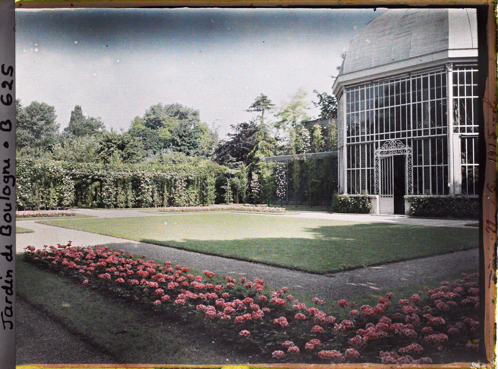 Image représentant Le jardin français et la serre, vus depuis le parterre sud-est
