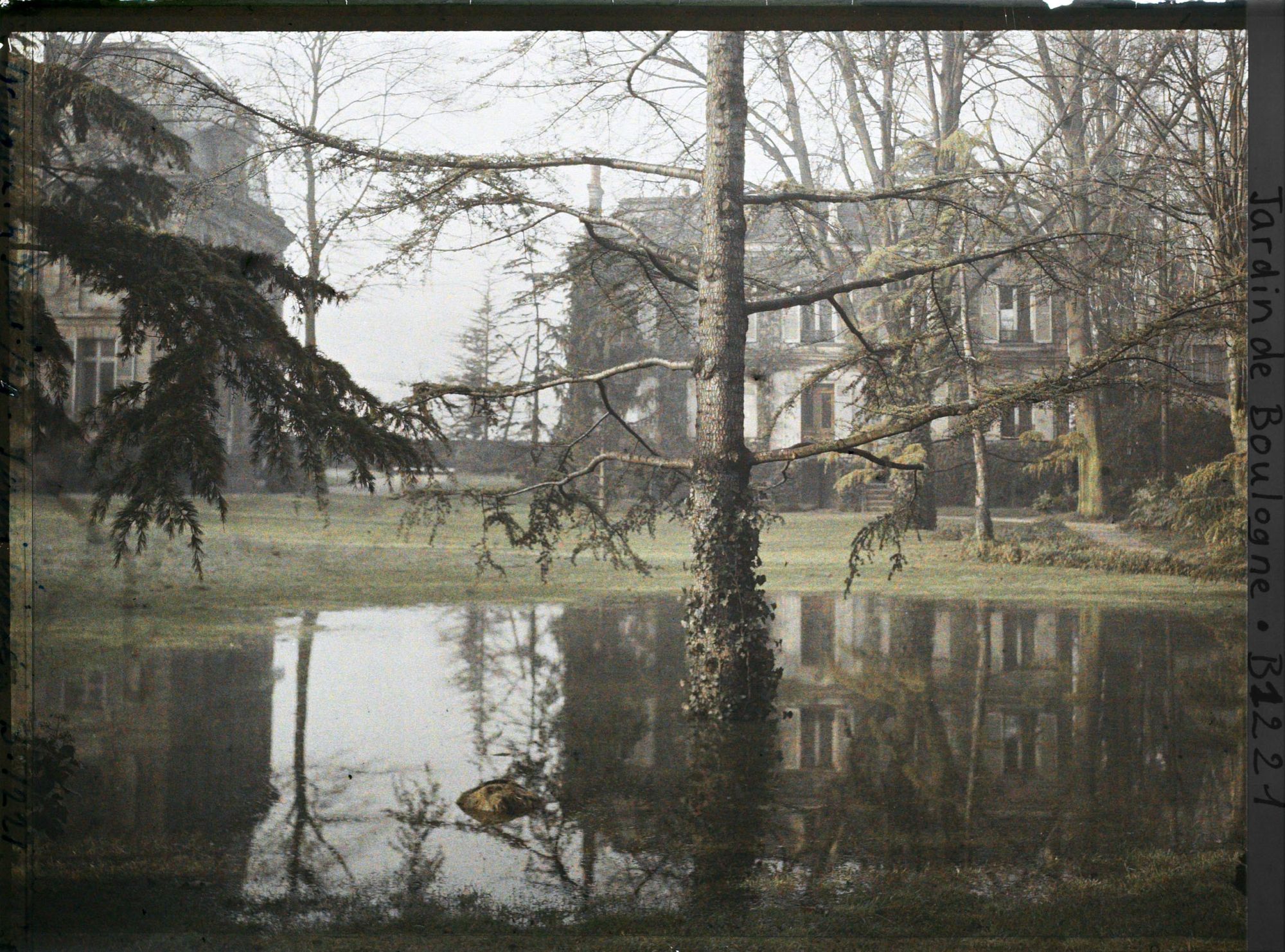 Image représentant La grande pelouse en partie inondée