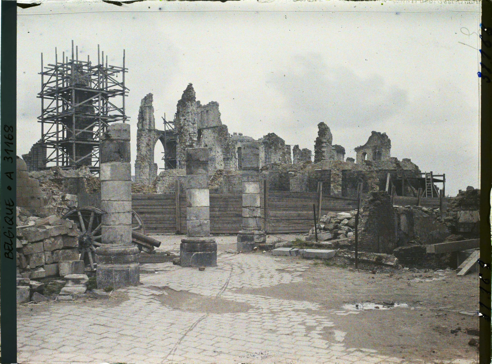 Image représentant Belgique, Ypres, Vue vers les ruines de l'Eglise St Martin