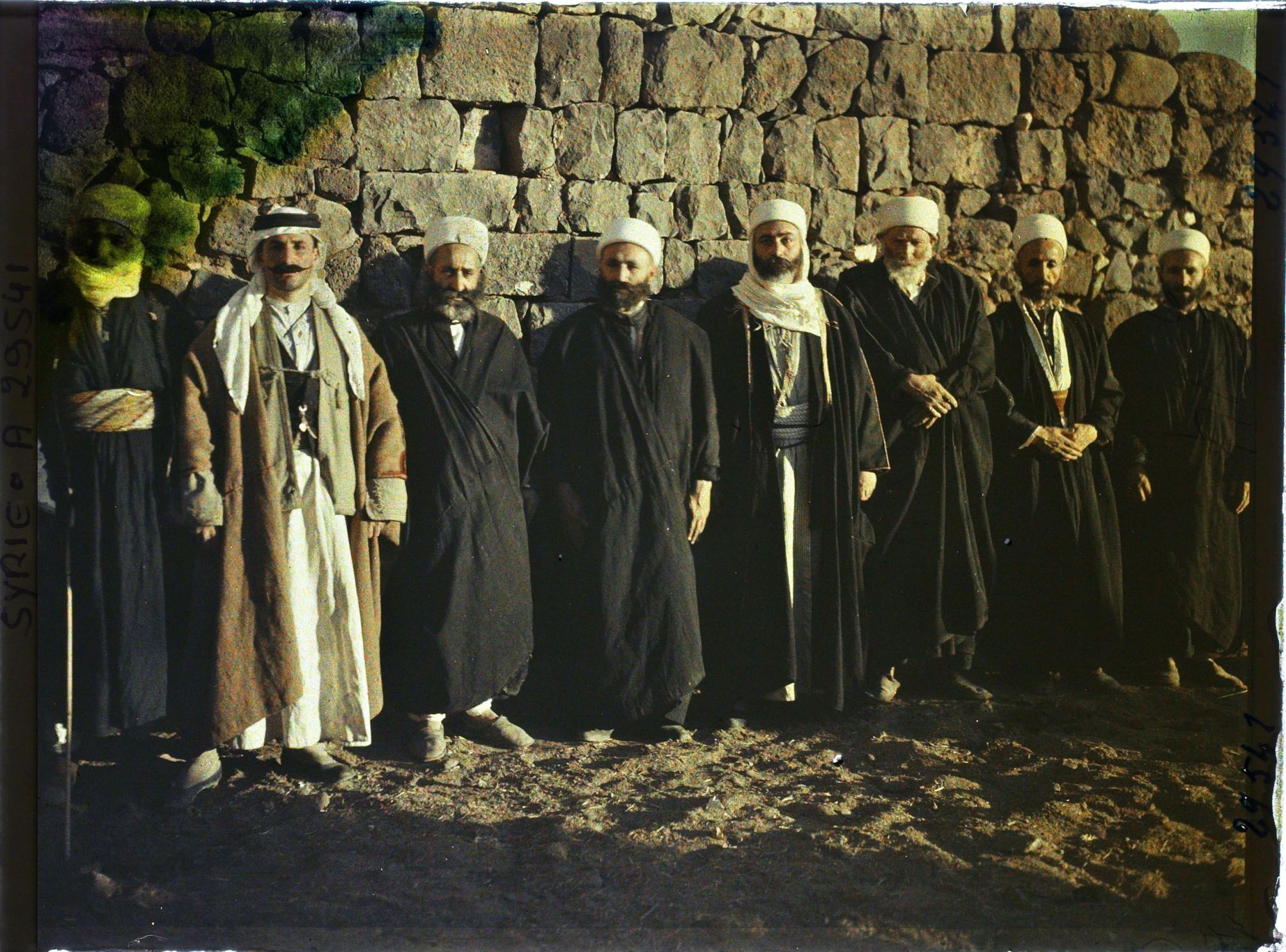 Image représentant Groupe de druzes en compagnie de Sélim al Attrach