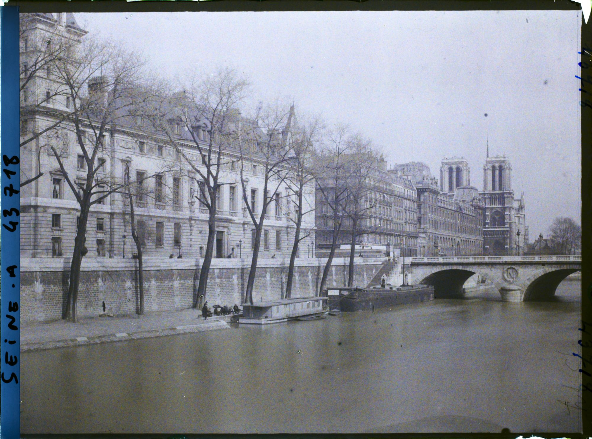 Image représentant Le quai des Orfèvres depuis le quai des Grands-Augustins