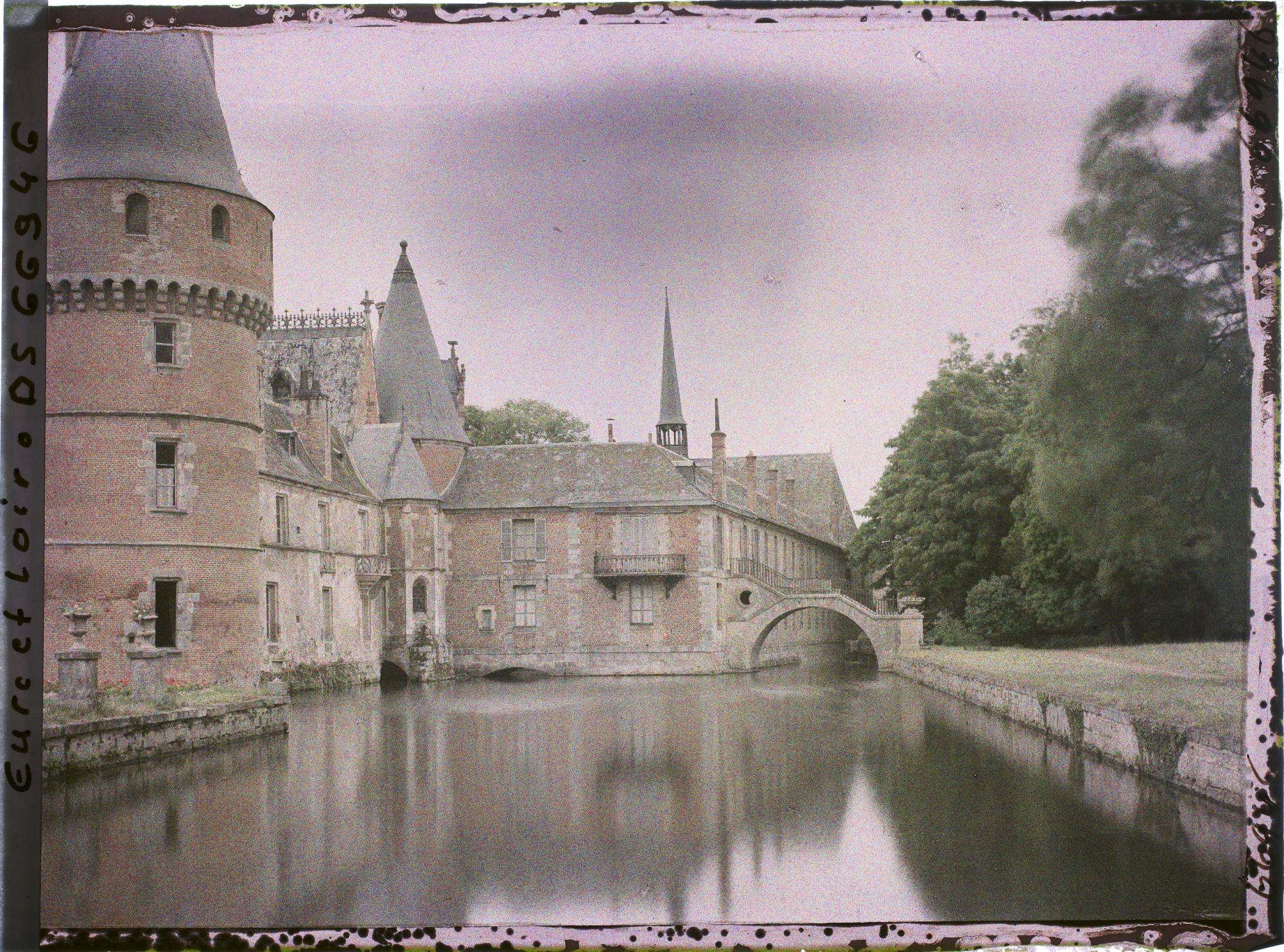 Image représentant Le corps de logis, l'aile nord-est et le pont de pierre qui enjambe les douves du château