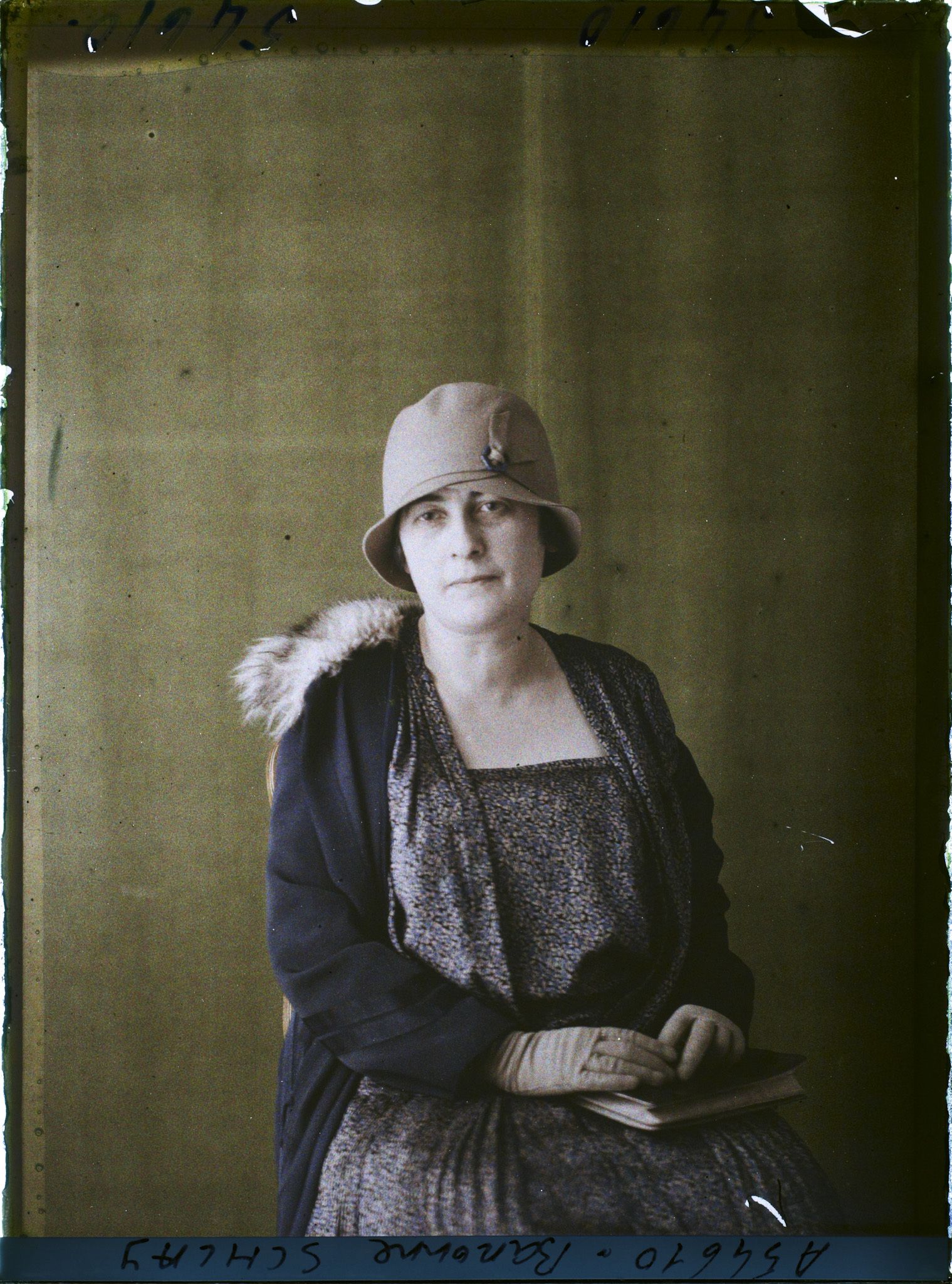 Image représentant https://musee-albert-kahn.s-museum.fr/home/NWQ2OTAwYzNmYjZlZTk1ZWQwODJmMjY4L2dlbmVyaWMtbm90aWNlLXRhYi9hdXRob3JpdHkvNjE3YTc5ZjVjZjhiODk2OGIzMzM3ZDIx/5d6900c3fb6ee95ed082f268/generic-notice-tab/authority/617a79ebcf8b8968b333774c Madame La Baronne Schay