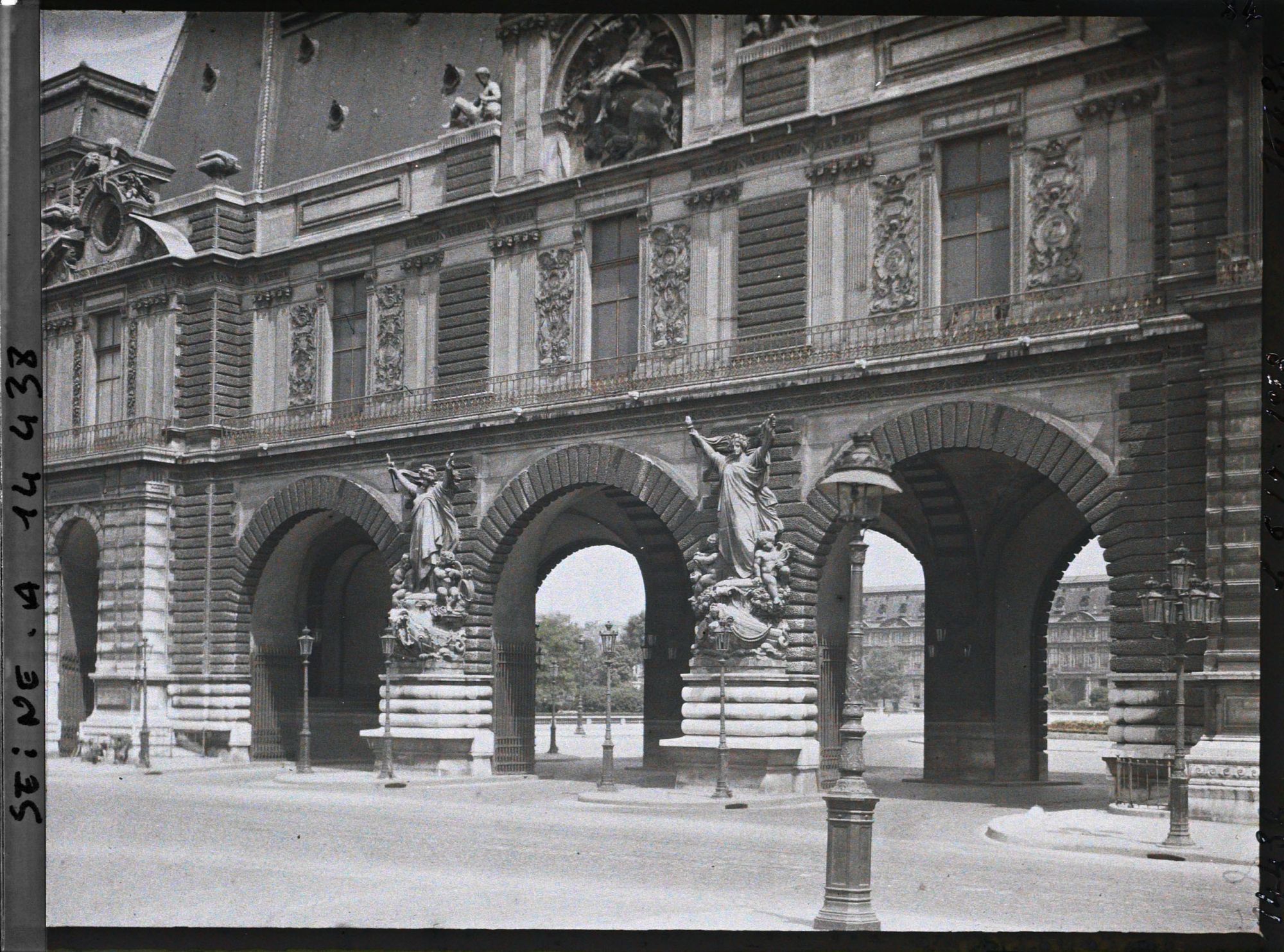 Image représentant Le Louvre, portes de la place du Carrousel, vue prise du quai François-Mitterand