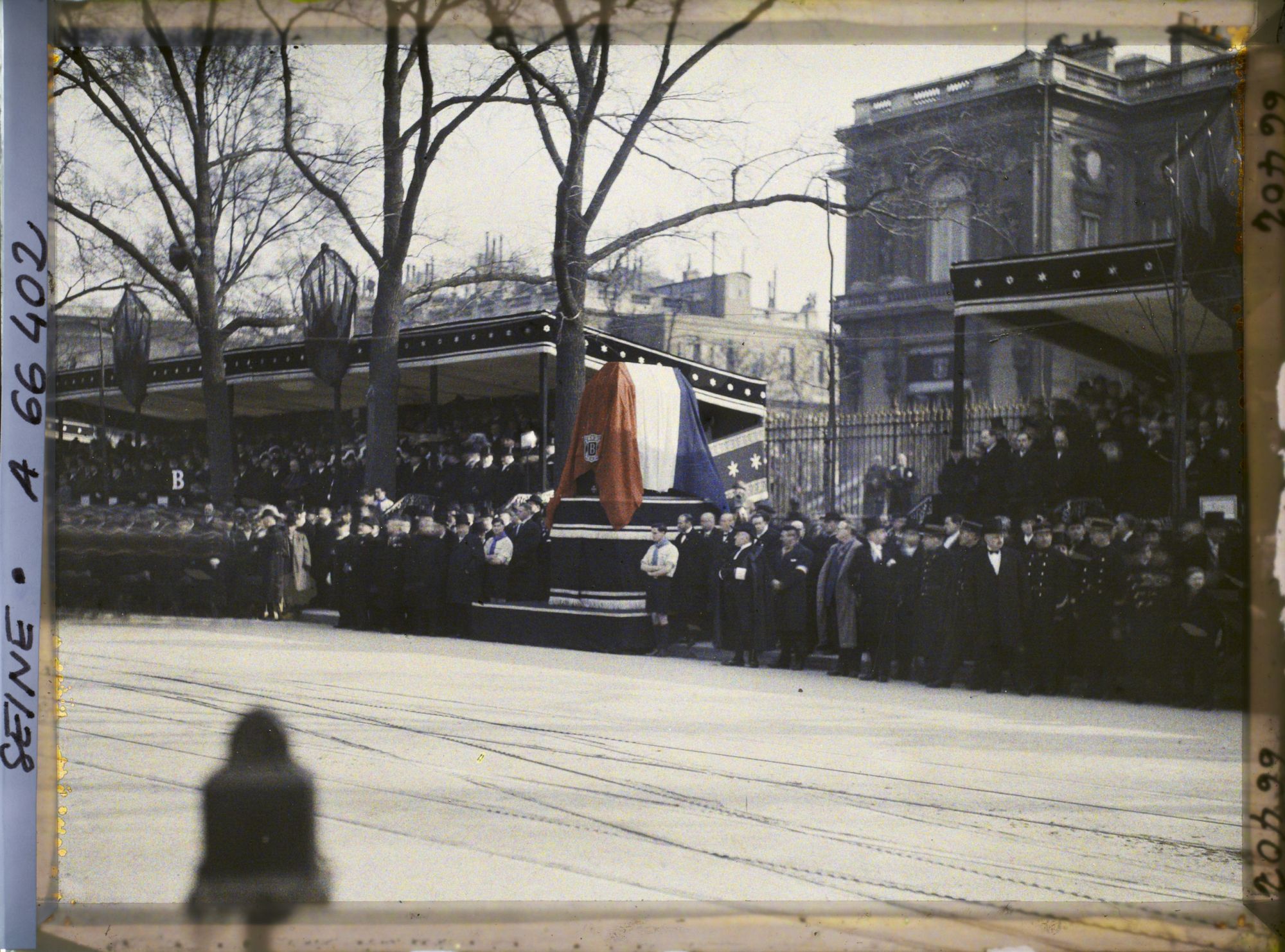 Image représentant Les funérailles du président Briand, la tribune officielle (Paul Doumer, Albert Lebrun, Fernand Bouisson) devant le ministère des Affaires Étrangères