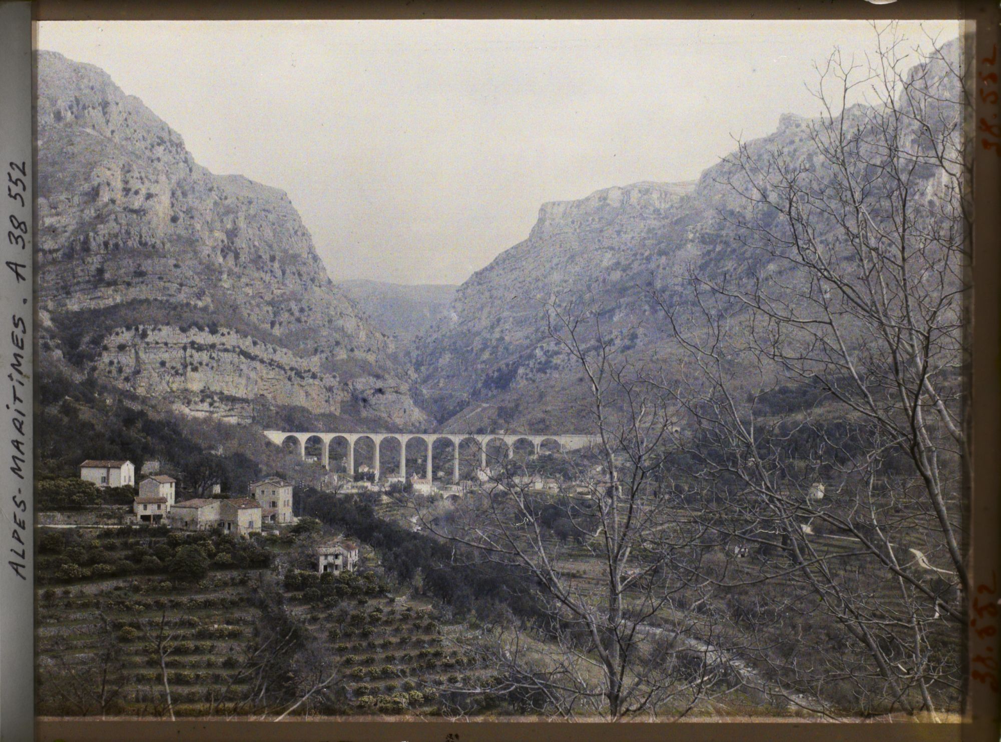 Image représentant Les gorges du Loup, avec le viaduc au second plan
