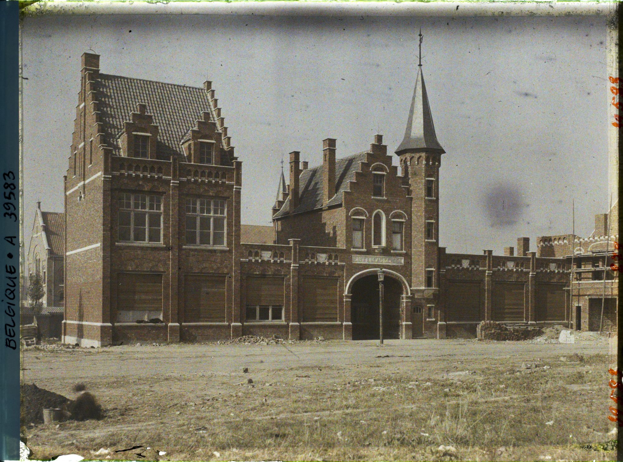 Image représentant Belgique, Zonnebeke, Ecole St Lucas reconstruite