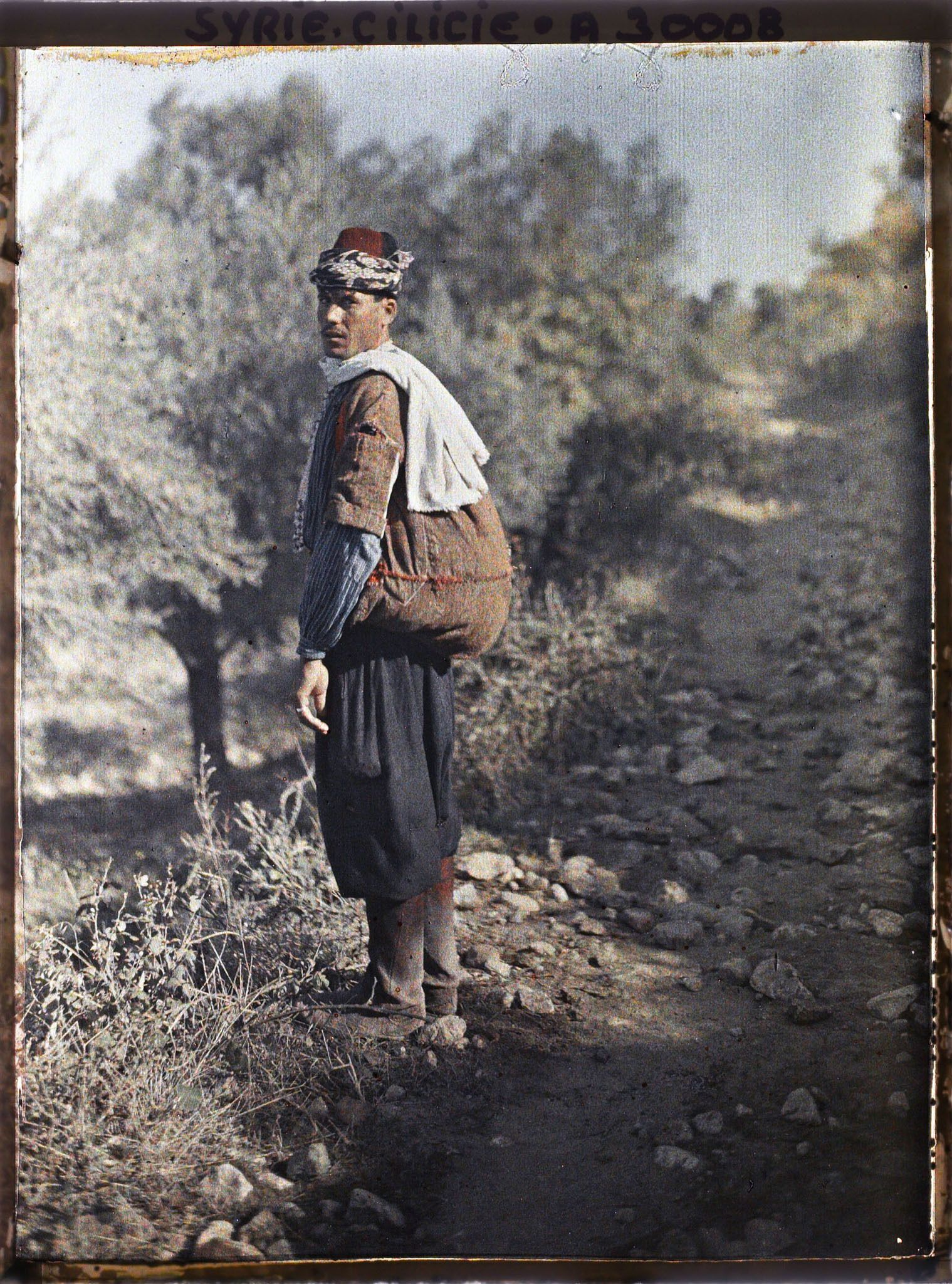 Image représentant Berger turc ou alawite portant un gilet formant une besace dorsale