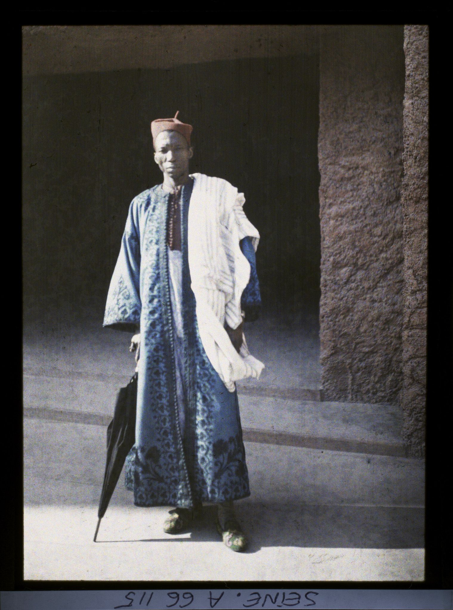 Image représentant L'Exposition Coloniale Internationale de 1931, un marchand de Guinée française