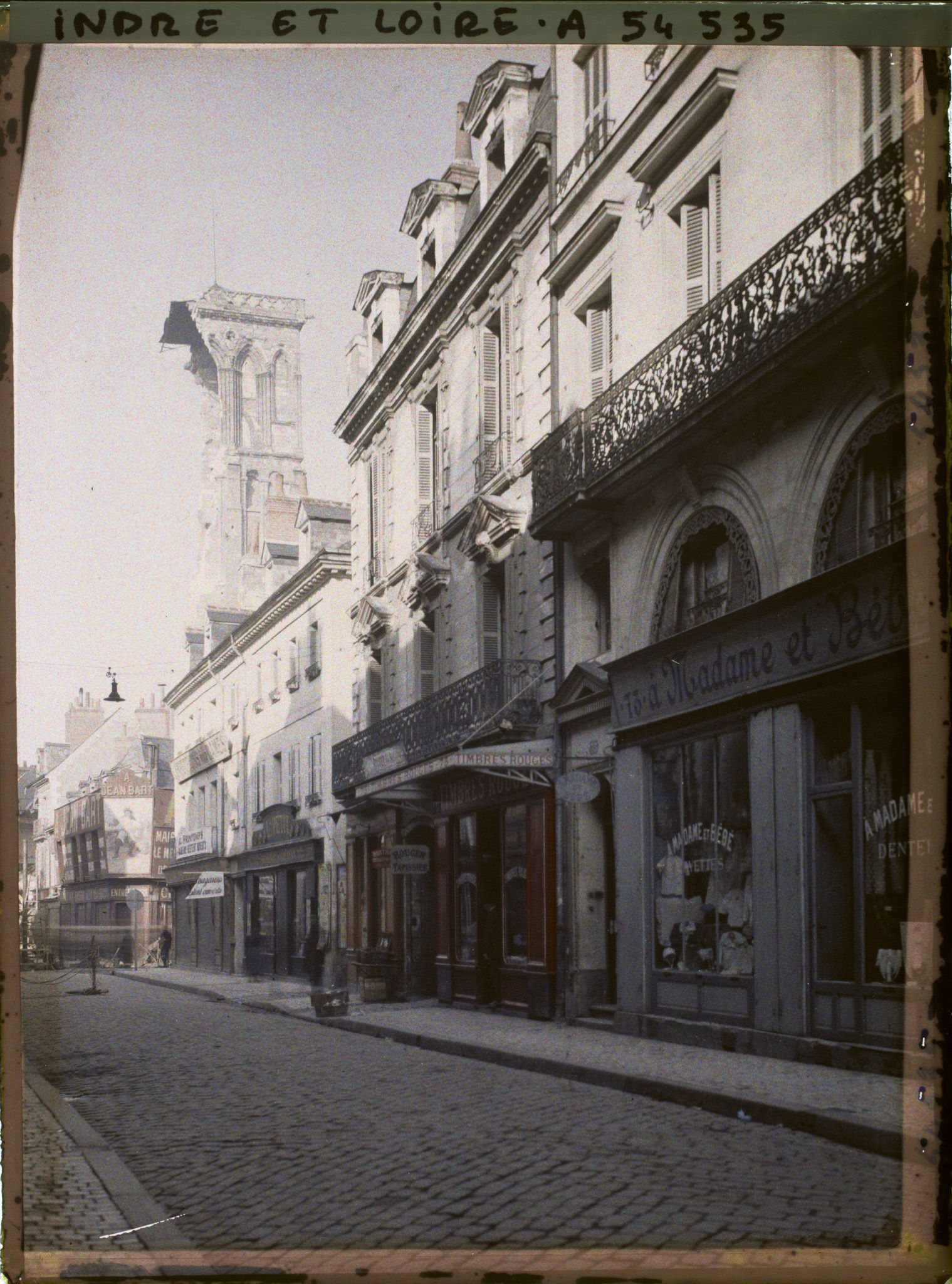 Image représentant La tour Charlemagne après son effondrement, vue de la rue des Halles