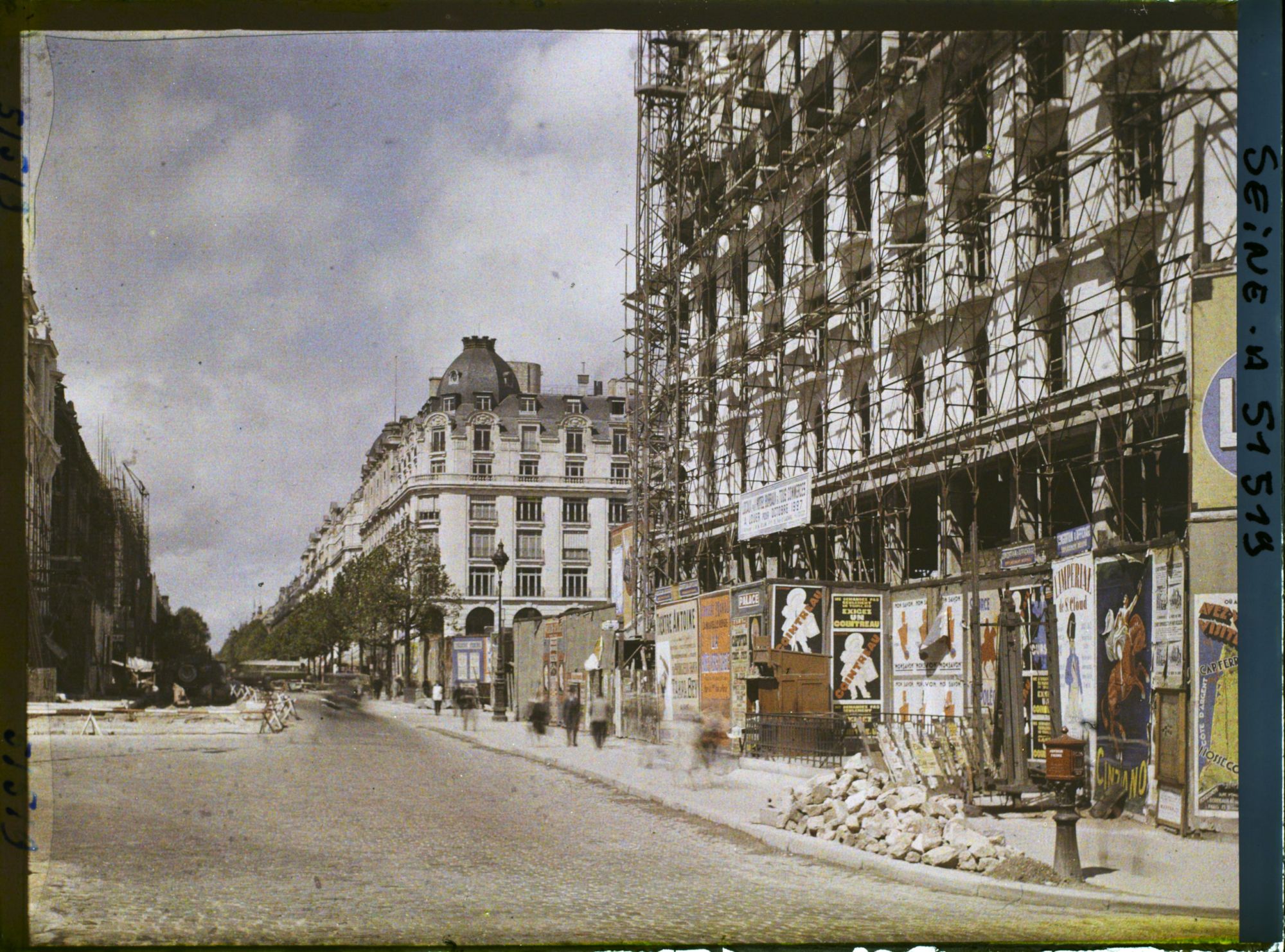 Image représentant La percée du boulevard Haussmann, les nouvelles constructions depuis l'angle de la rue Chauchat en direction de la rue Le Peletier