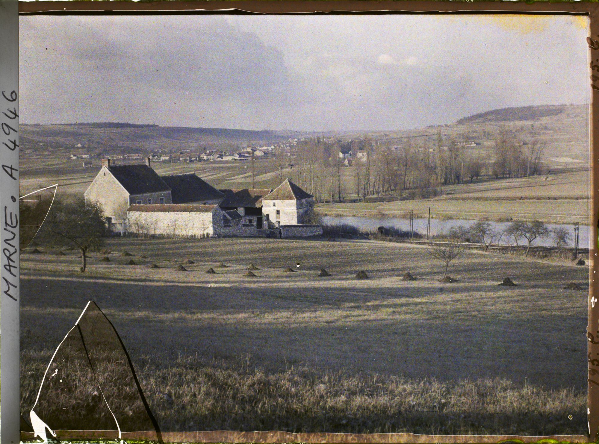 Image représentant Une ferme sur la rive gauche de la Marne