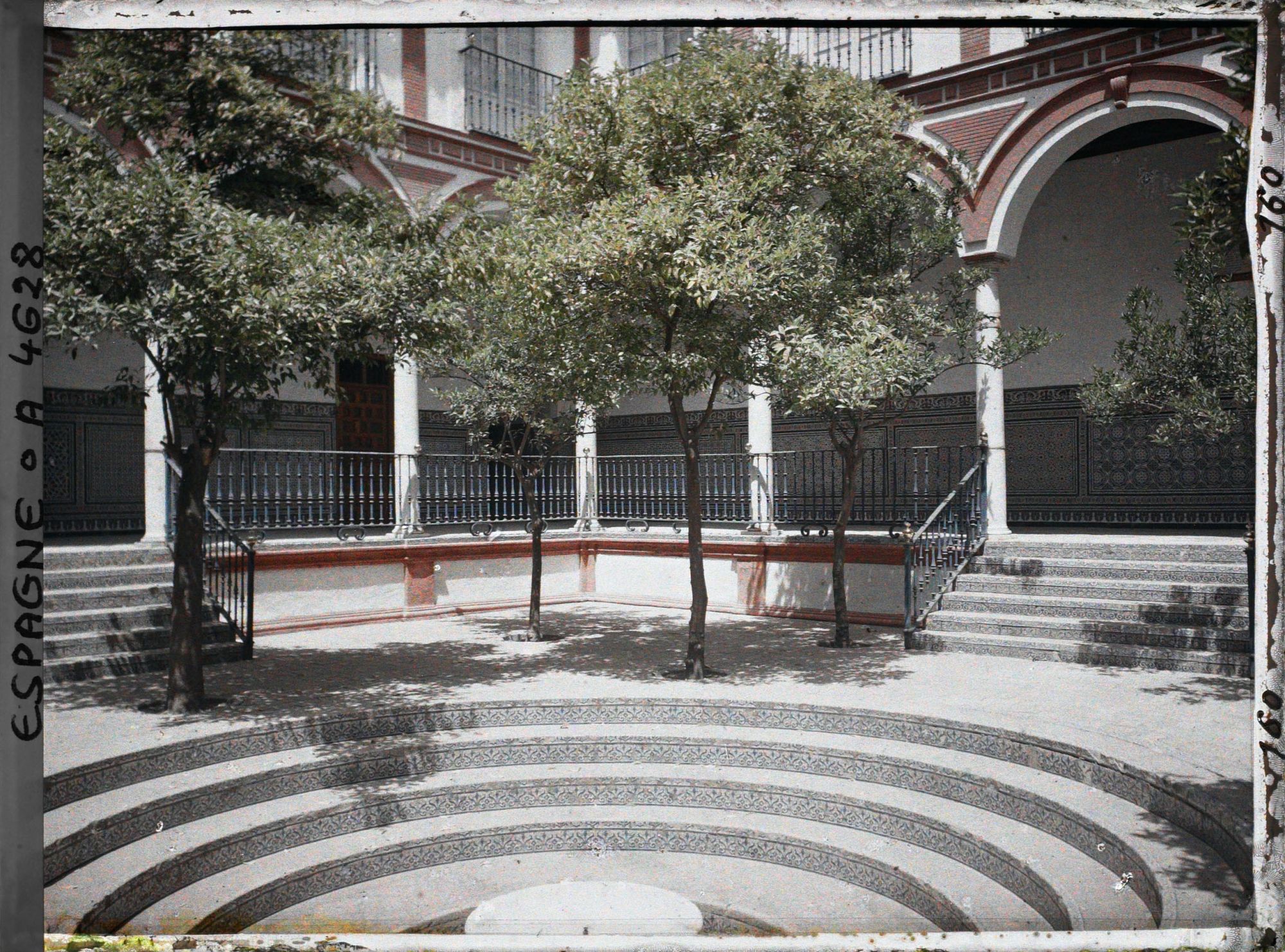 Image représentant Espagne, Séville, Patio de l'hospice de los Veneralle Sacerdotes (Ancne Mon Juive, résidence d'un descendt de Christophe Colomb)