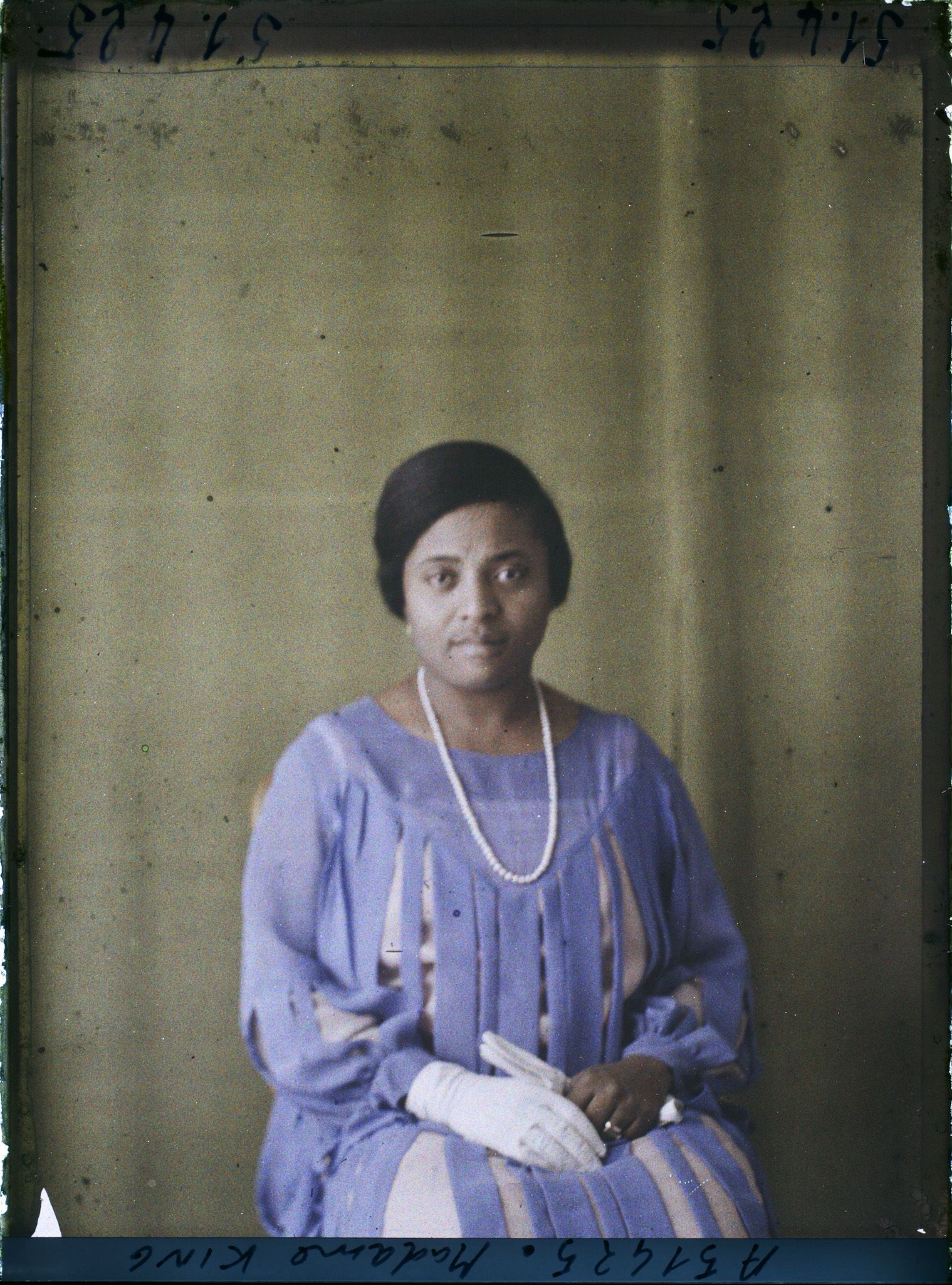 Image représentant https://musee-albert-kahn.s-museum.fr/home/NWQ2OTAwYzNmYjZlZTk1ZWQwODJmMjY4L2dlbmVyaWMtbm90aWNlLXRhYi9hdXRob3JpdHkvNjE3YTc5ZjVjZjhiODk2OGIzMzM3ZDIx/5d6900c3fb6ee95ed082f268/generic-notice-tab/authority/617a79ebcf8b8968b333707f Madame King