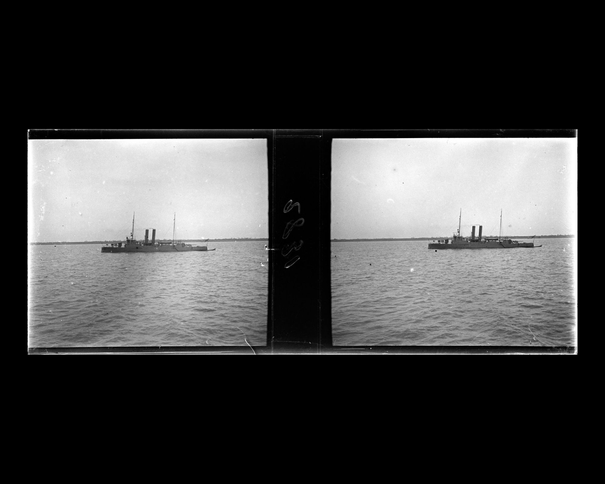 Image représentant Une canonnière sur le Yangzijiang ("fleuve Bleu")