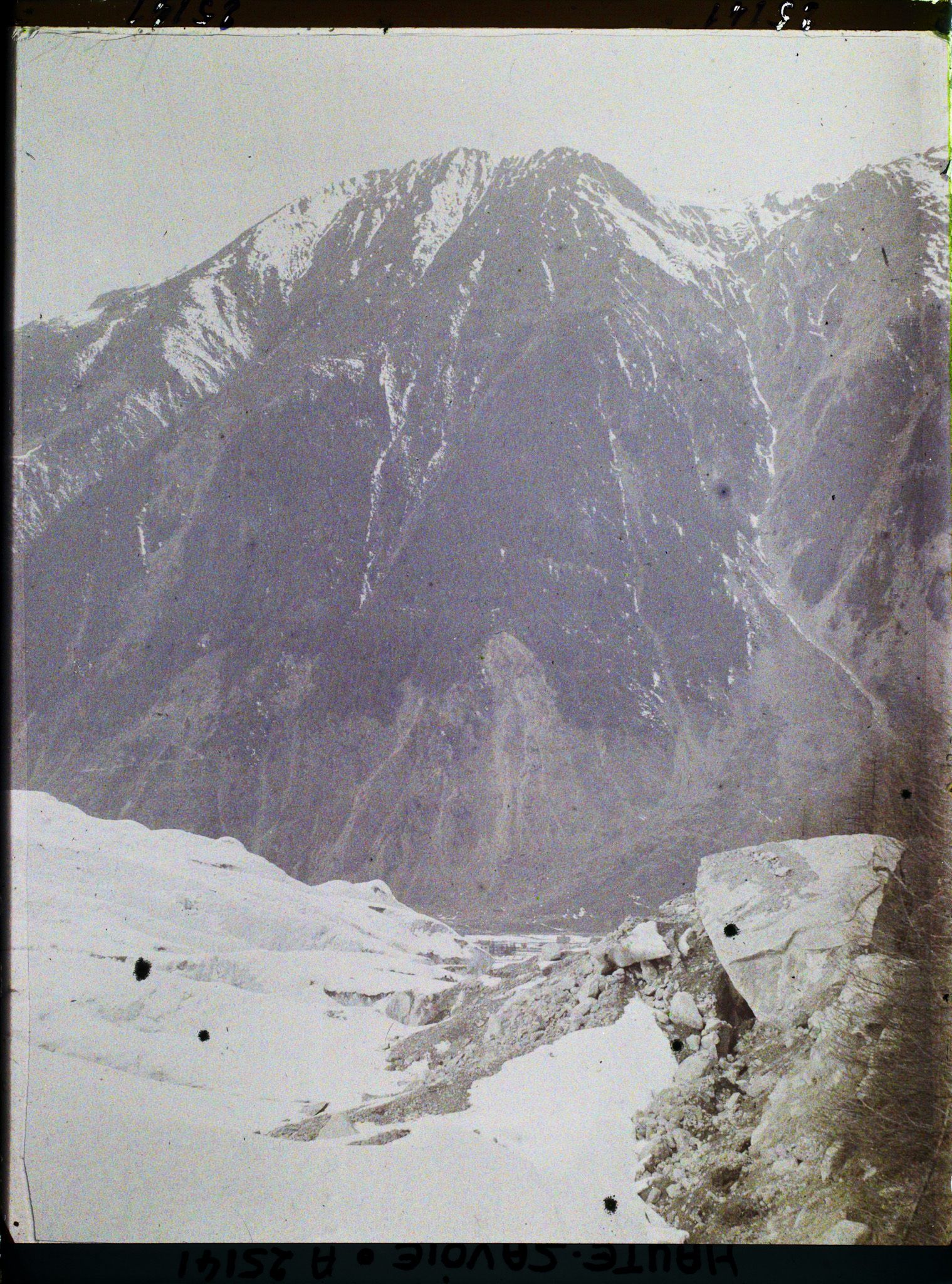 Image représentant France Les Alpes, Glacier des Bossons : Rive droite du Glacier des Bossons, moraine de Glacier, au fond, l'Aiguillette