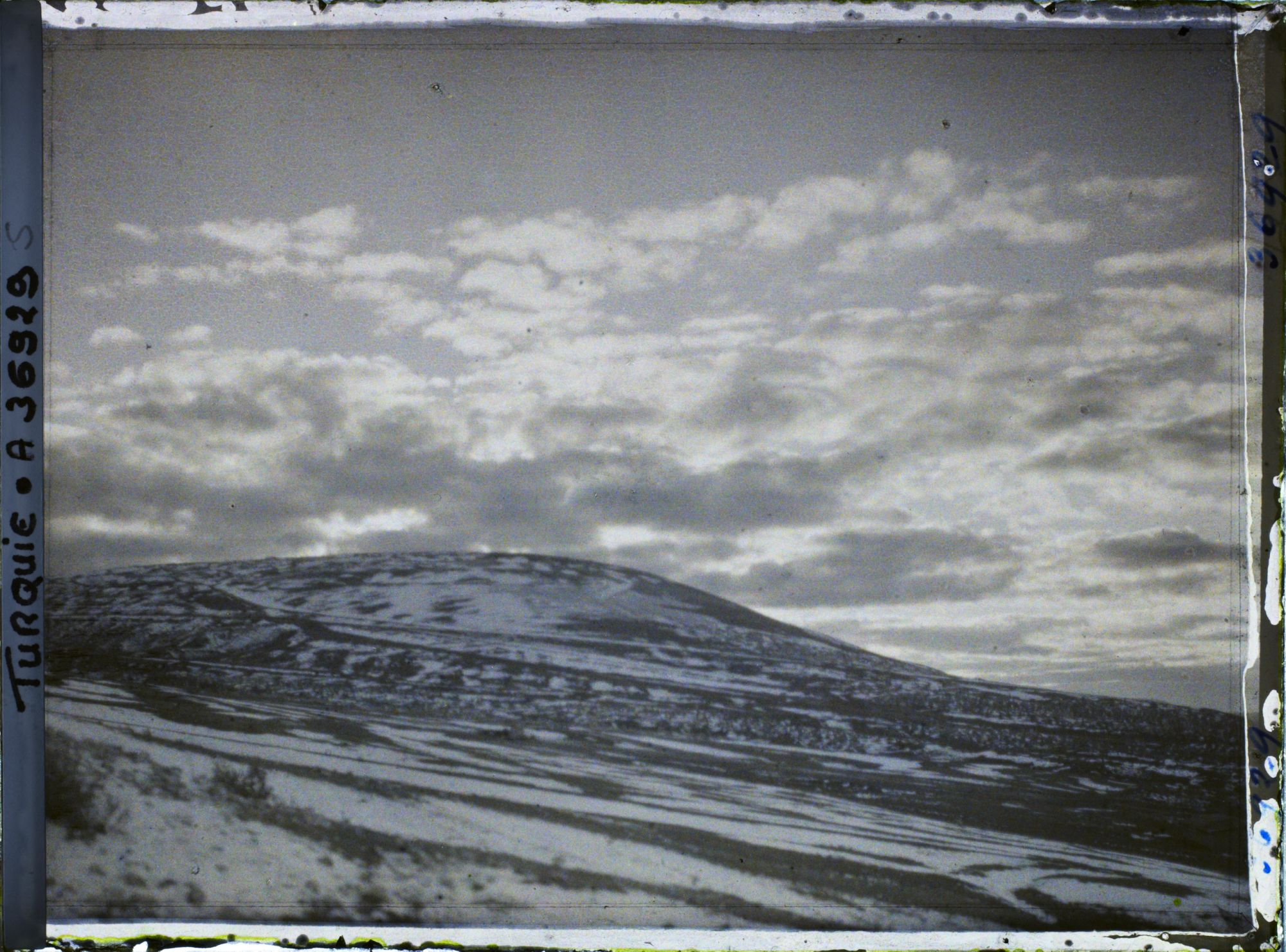 Image représentant Crépuscule sur une montagne ("Karadje Cheir") voisine