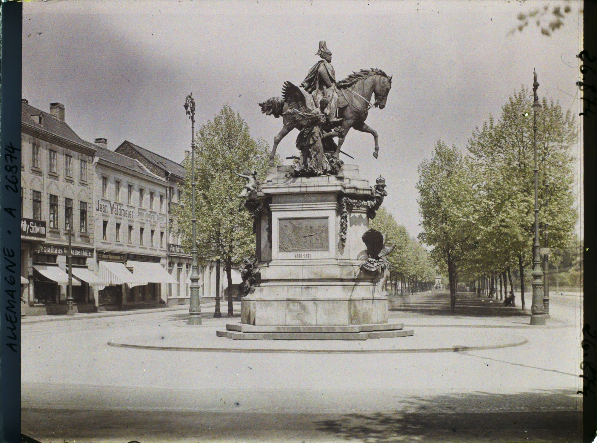 Image représentant Allemagne, Düsseldorf, Occupation Française Hindenburg Wall et Statue de Guillaume 1er