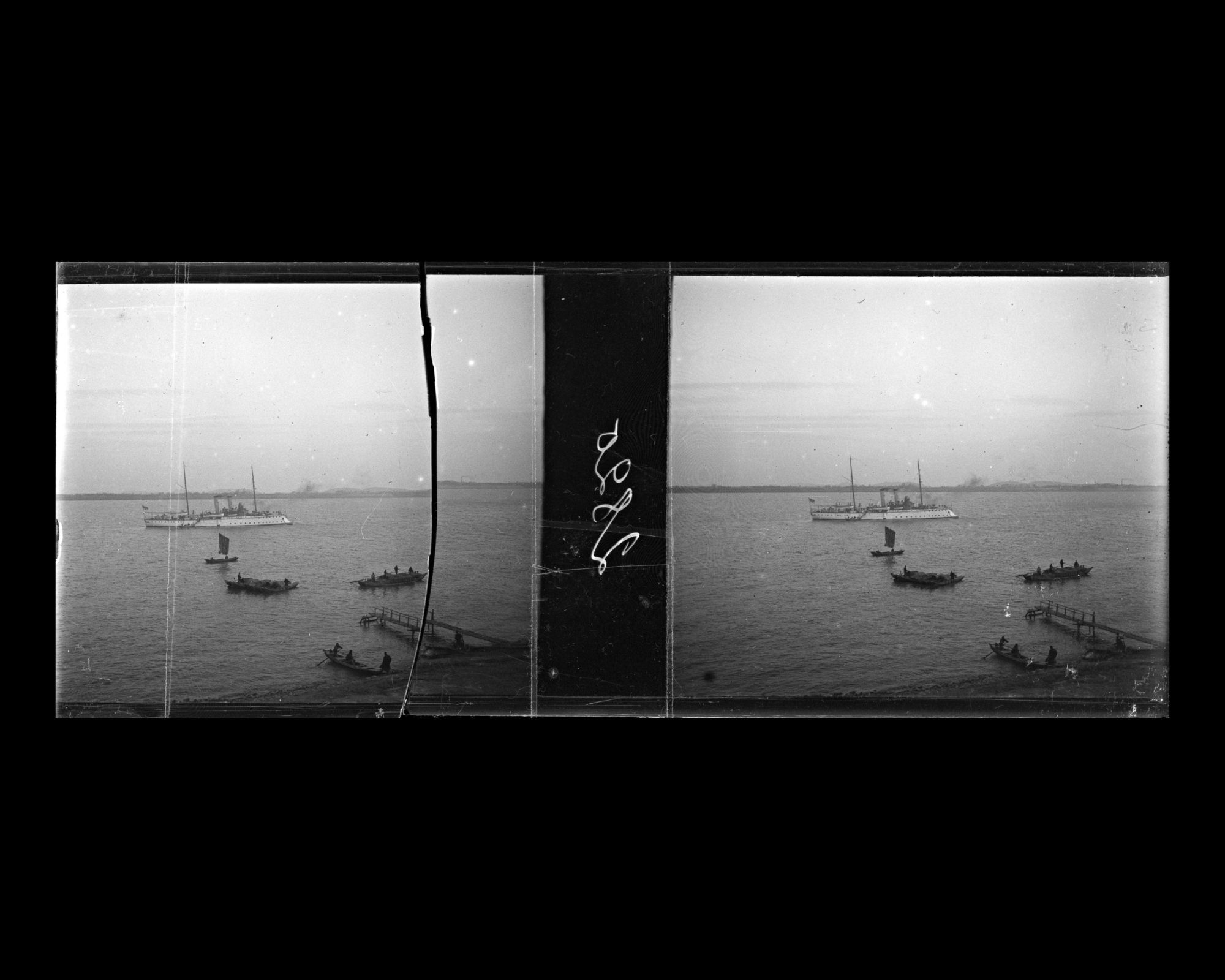 Image représentant Un petit cuirassé à vapeur et des sampans sur le Yangzijiang ("fleuve Bleu")