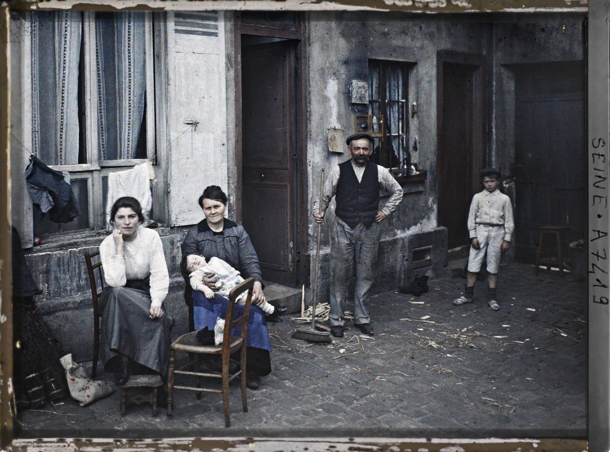 Image représentant Une famille, rue du Pot-de-Fer