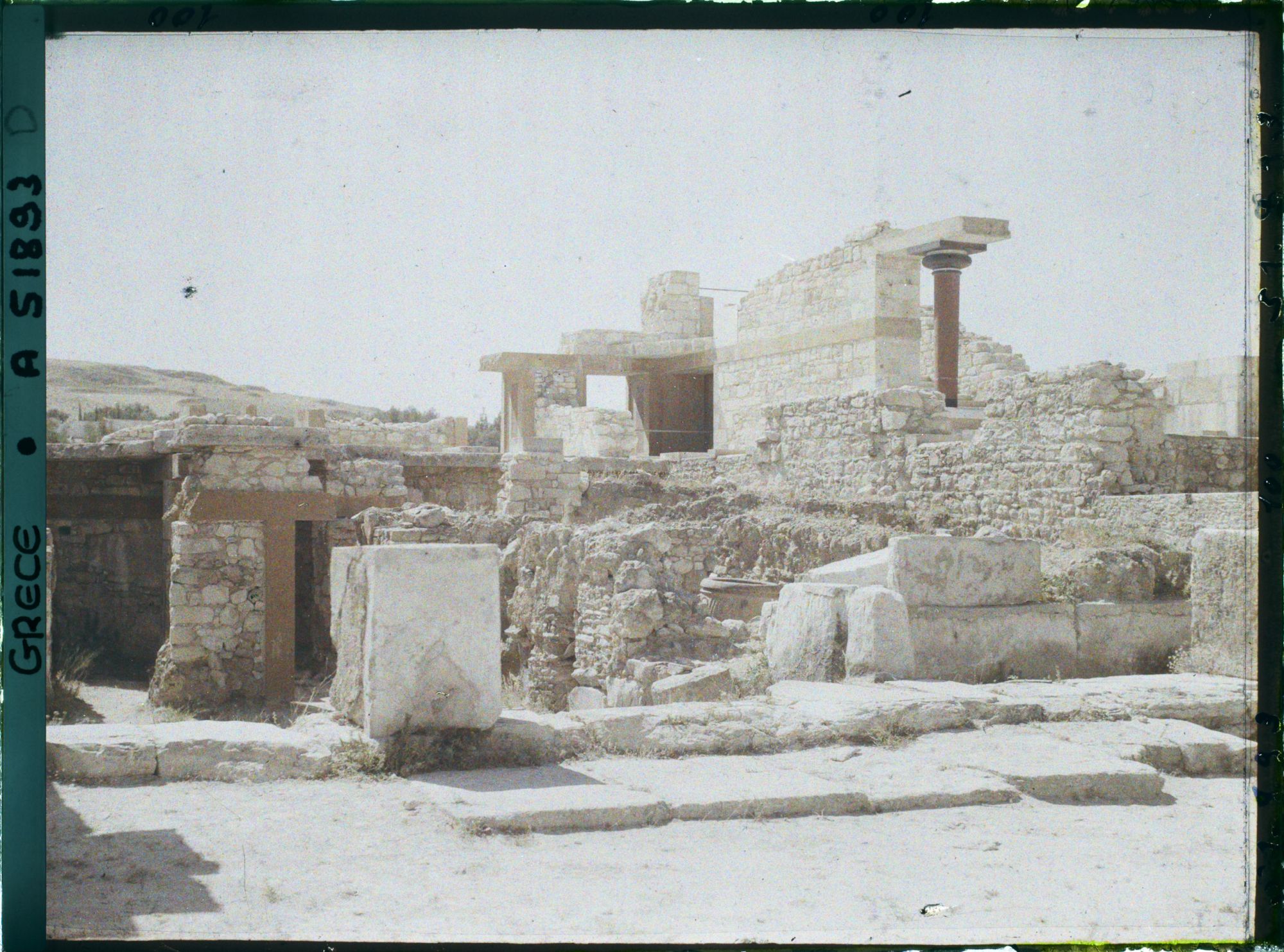 Image représentant Vestiges de l'aile orientale du Palais. A droite, l'escalier monumental ouest