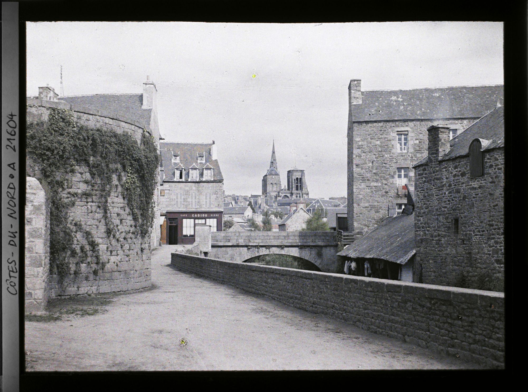Image représentant Des vestiges des remparts et la basilique Notre-Dame-de-Bon-Secours vus des bords du Trieux