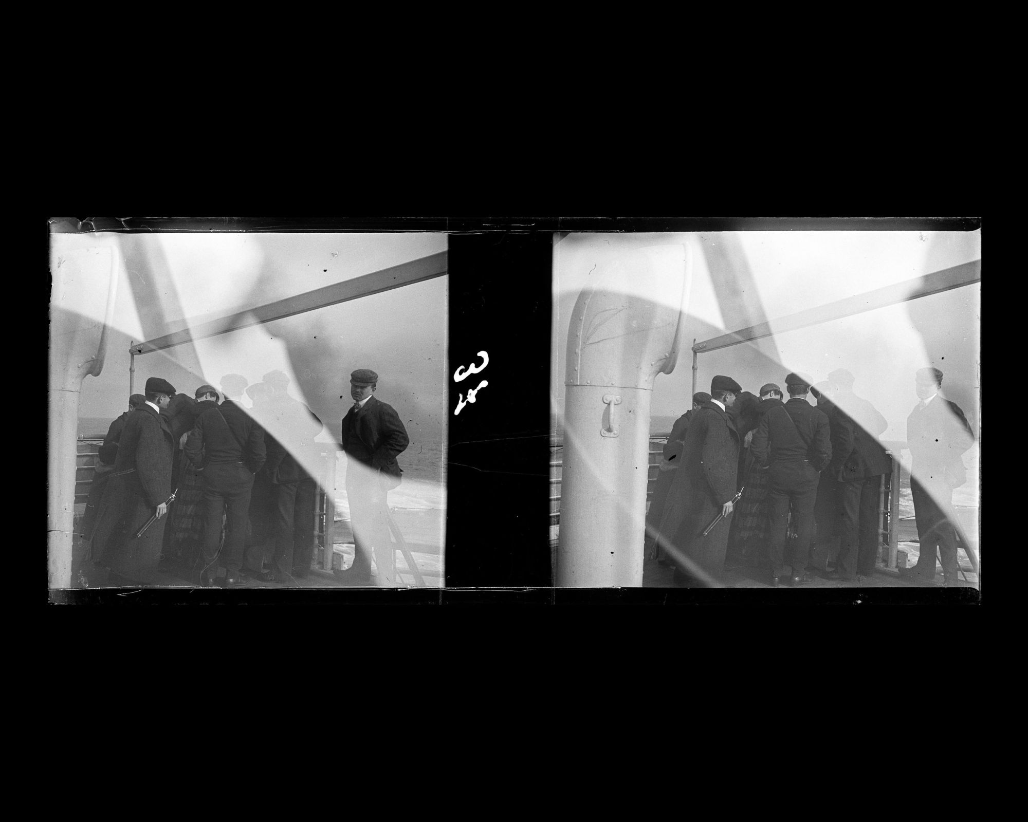 Image représentant Maurice Levy et un groupe de passagers de 2 eme classe observant la mer par dessus le bastingage