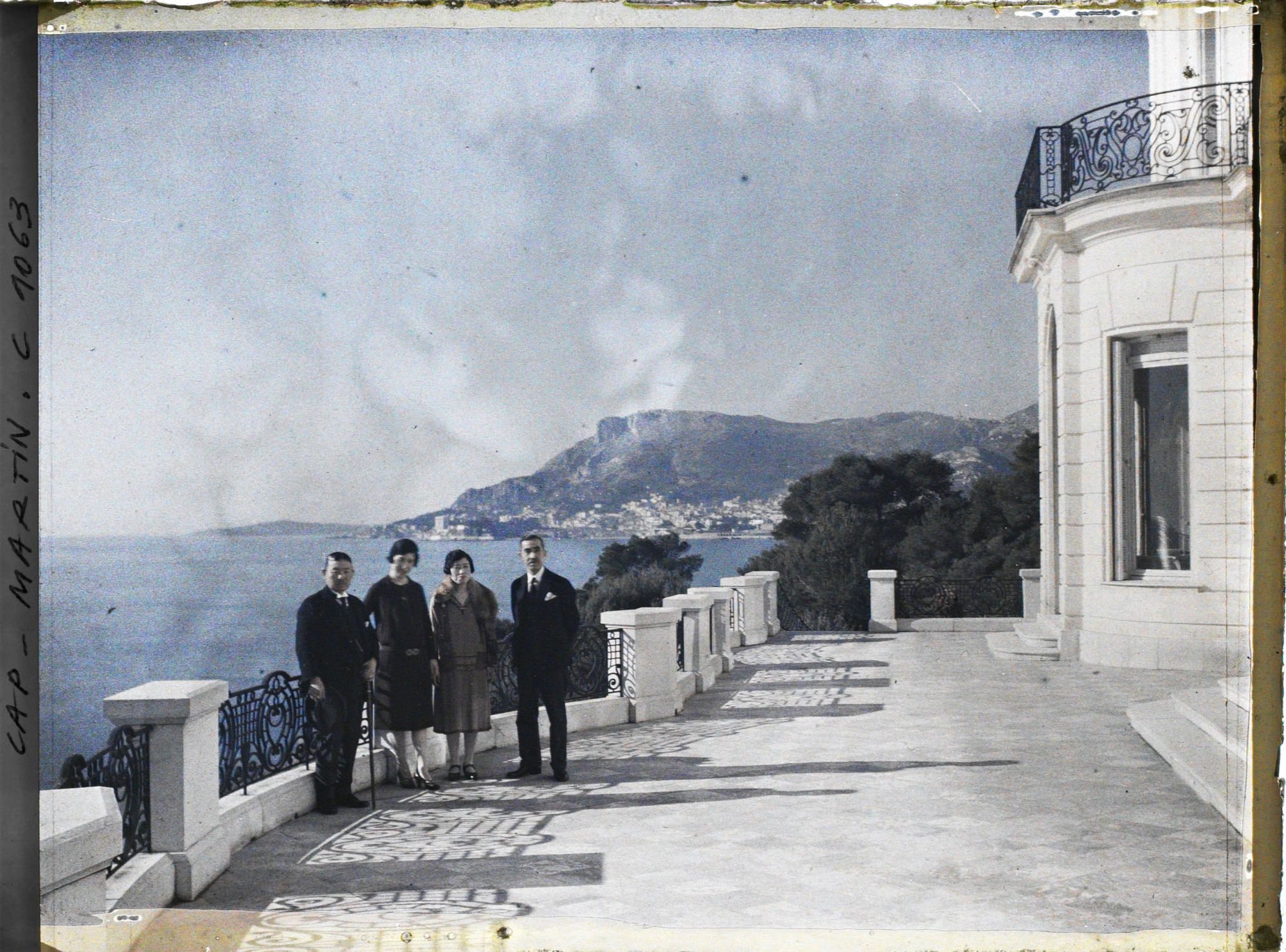 Image représentant Des membres de la suite du prince et de la princesse de Corée invités par Albert-Kahn, sur la terrasse de la grande villa