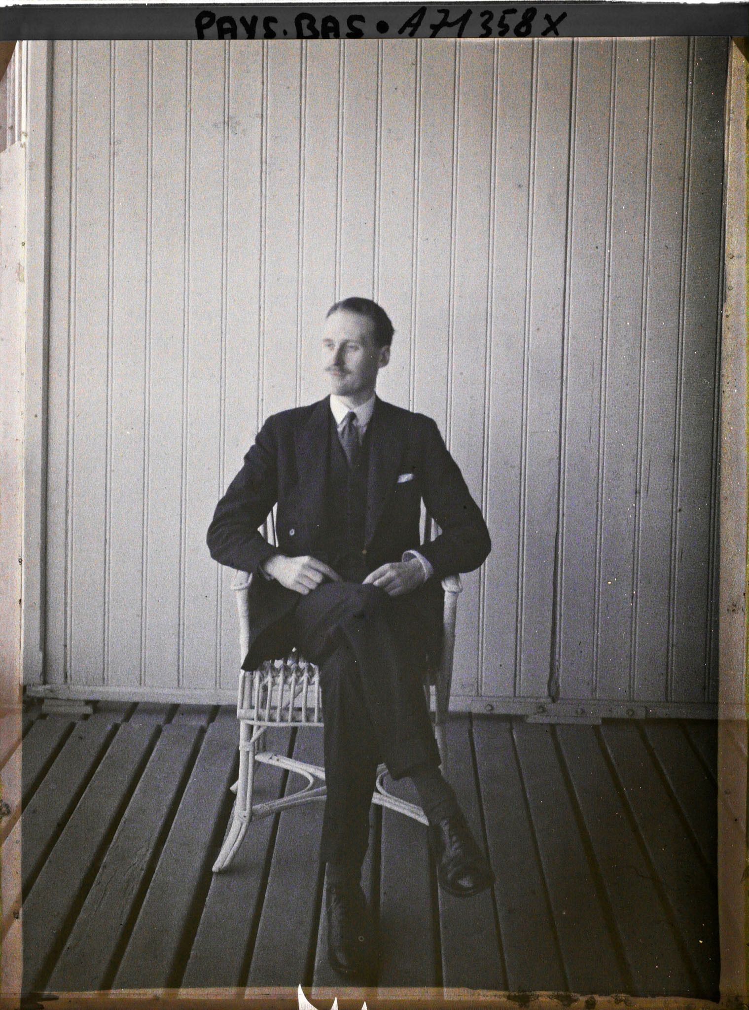 Image représentant Diplomate assis à une terrasse