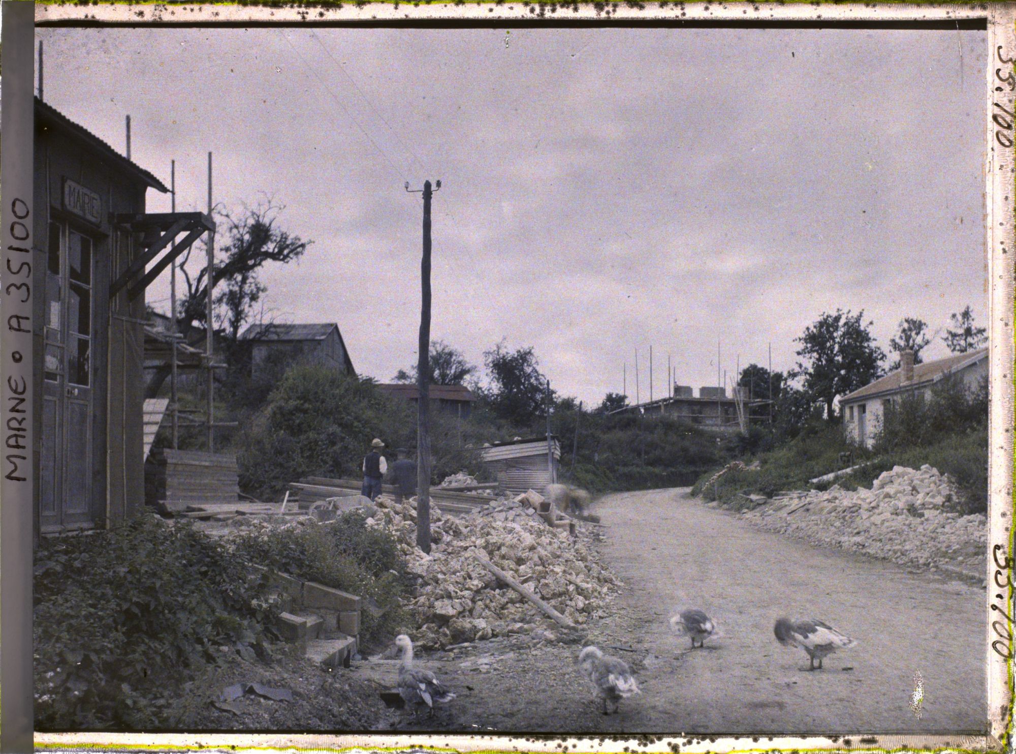 Image représentant France, Binarville (Meuse), Reconstruction sur la route des Autry à Vienne le Château