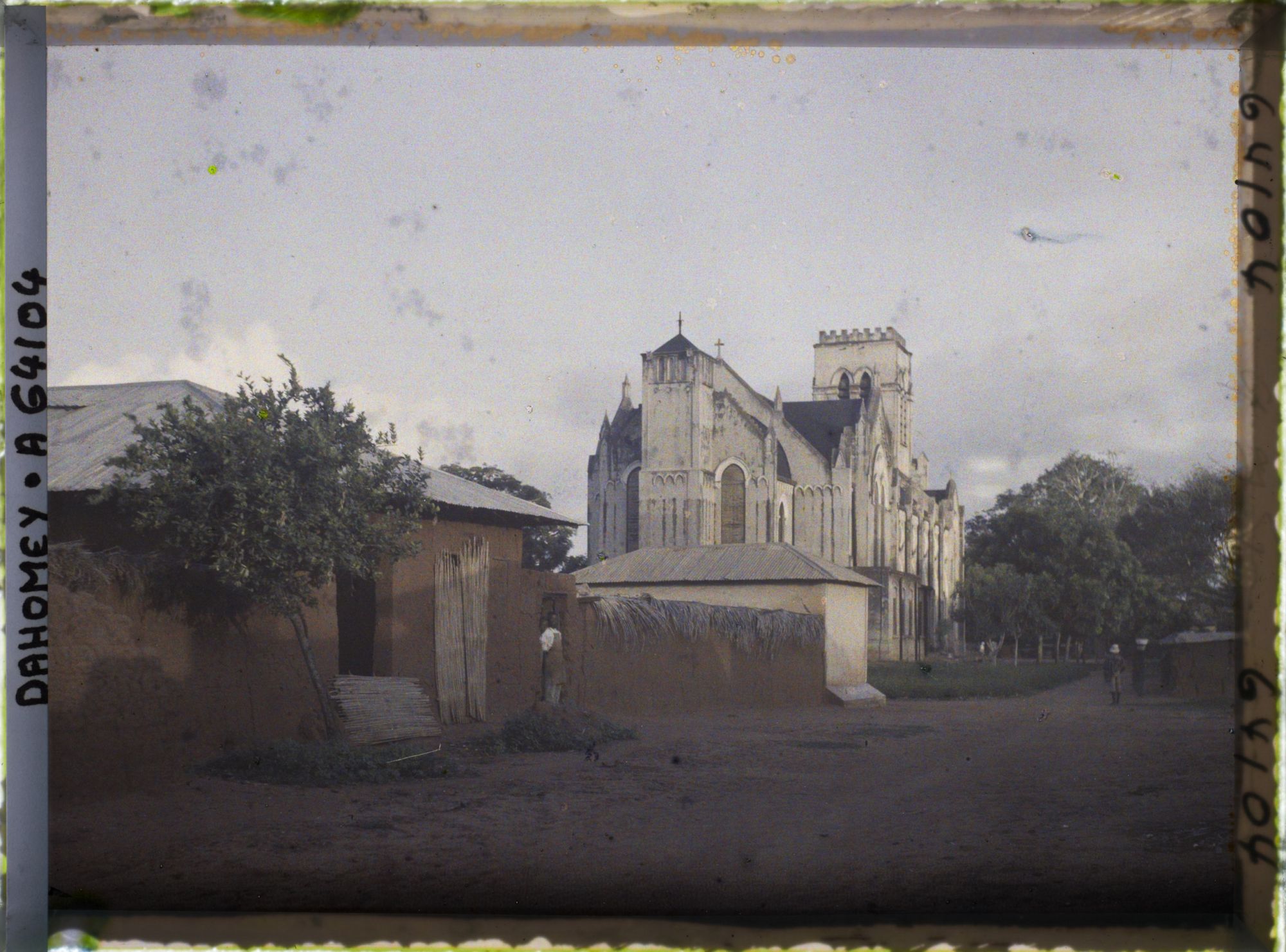 Image représentant La cathédrale, actuelle basilique de l'Immaculée-Conception, au soleil couchant