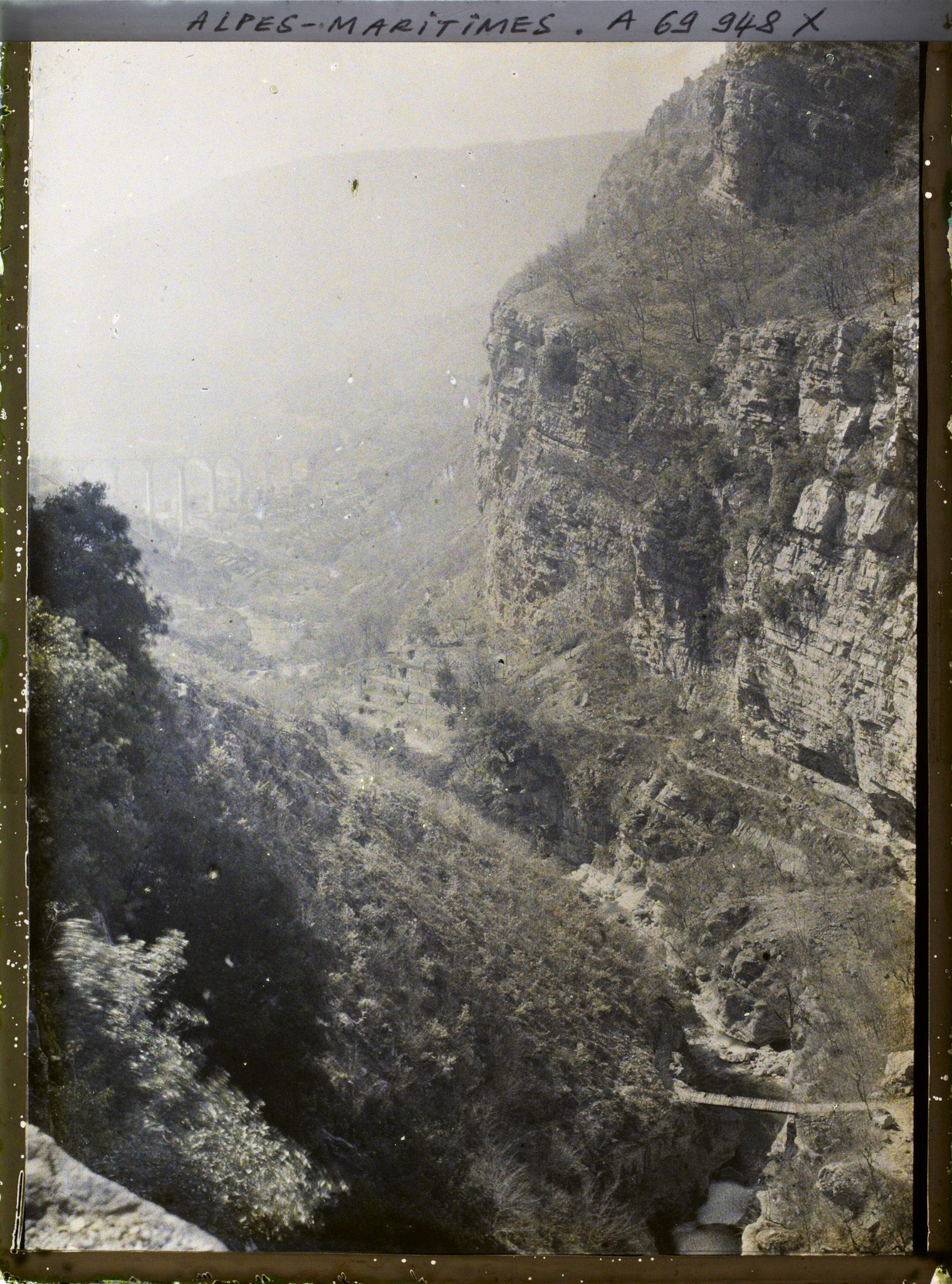 Image représentant Les gorges du Loup, avec le Viaduc au second plan