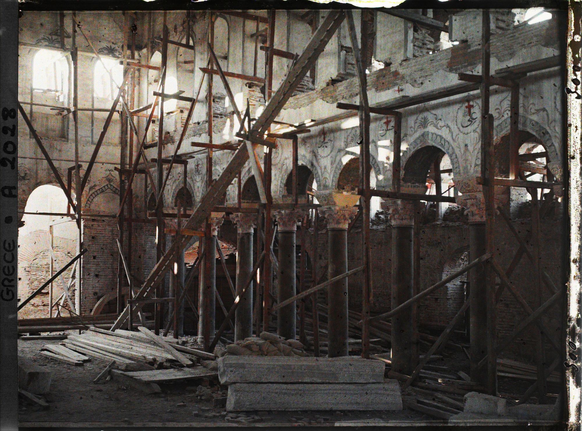 Image représentant Vieille mosquée en démolition, croix peintes en rouge