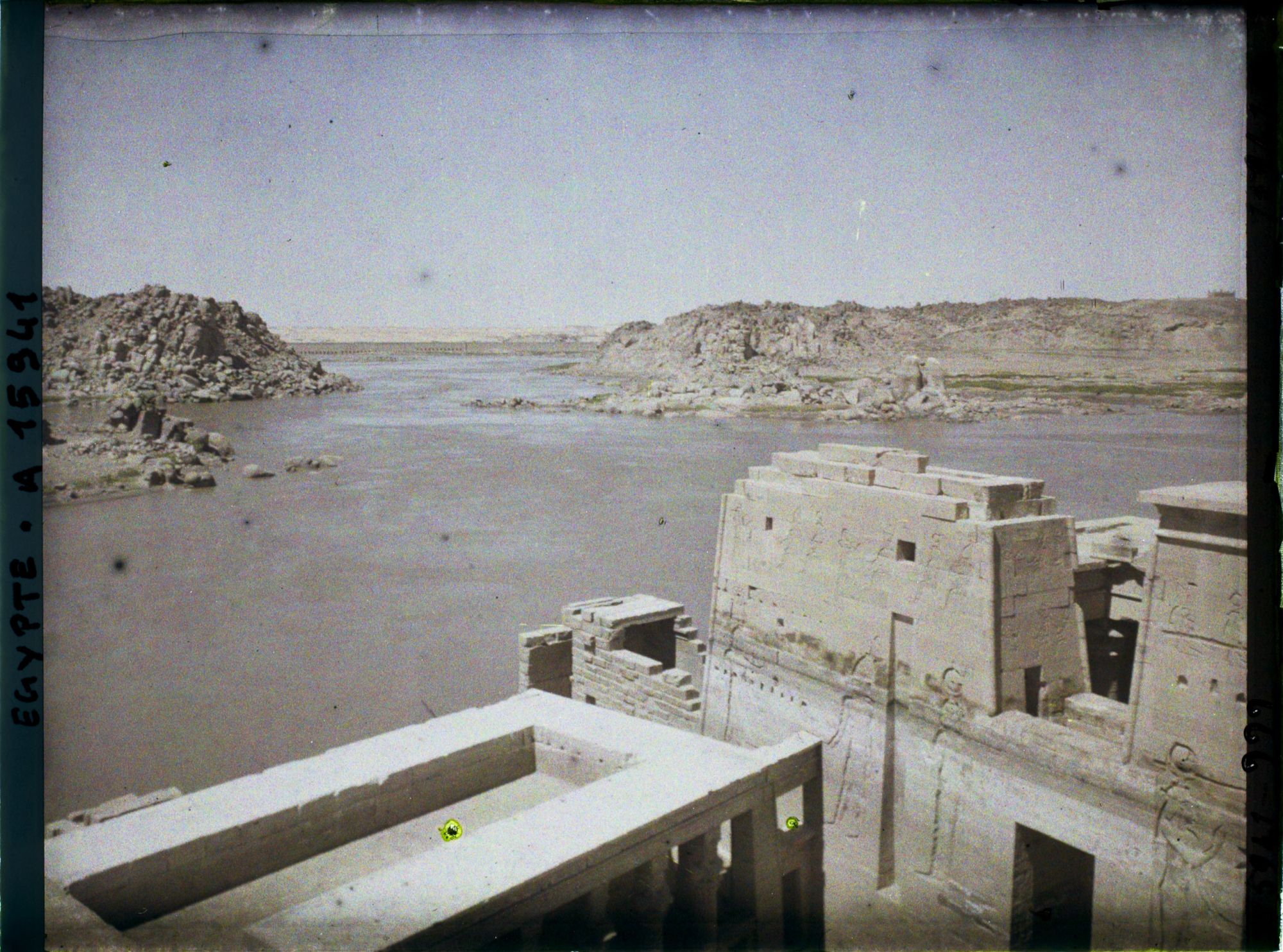 Image représentant Vue sur le pylône d'entrée et le Nil depuis le grand pylône du temple d'Isis