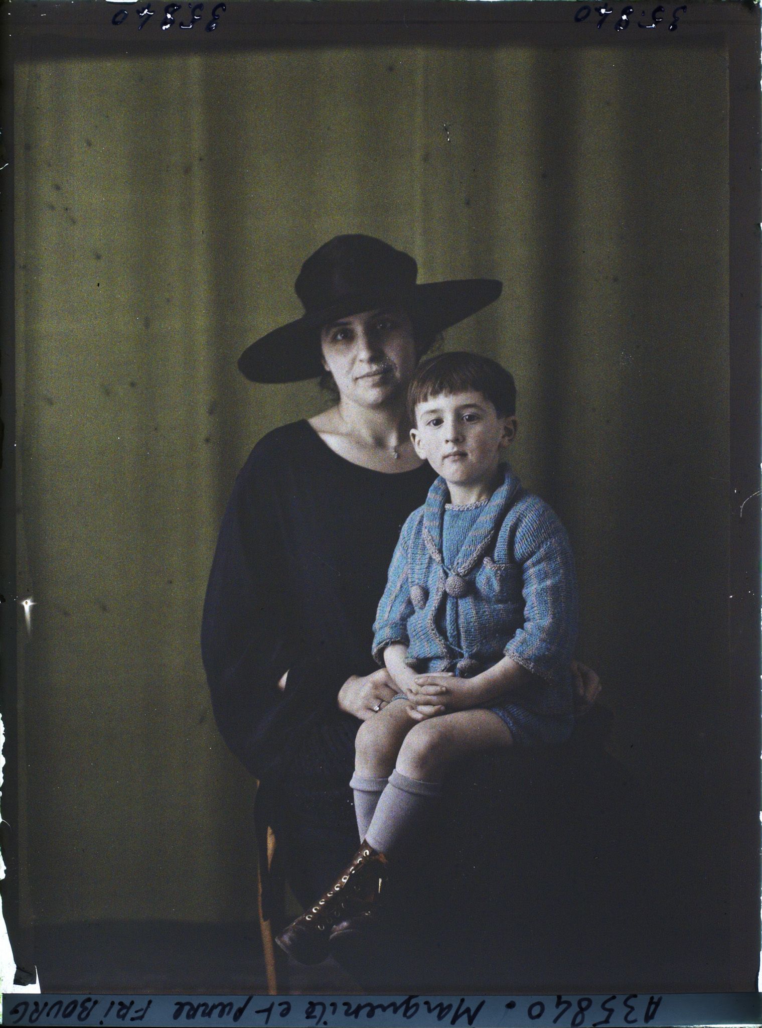 Image représentant Madame  https://musee-albert-kahn.s-museum.fr/home/NWQ2OTAwYzNmYjZlZTk1ZWQwODJmMjY4L2dlbmVyaWMtbm90aWNlLXRhYi9hdXRob3JpdHkvNjE3YTc5ZjVjZjhiODk2OGIzMzM3ZDIx/5d6900c3fb6ee95ed082f268/generic-notice-tab/authority/617a79ebcf8b8968b3336d71 Marguerite Fribourg et son fils  https://musee-albert-kahn.s-museum.fr/home/NWQ2OTAwYzNmYjZlZTk1ZWQwODJmMjY4L2dlbmVyaWMtbm90aWNlLXRhYi9hdXRob3JpdHkvNjE3YTc5ZjVjZjhiODk2OGIzMzM3ZDIx/5d6900c3fb6ee95ed082f268/generic-notice-tab/authority/617a79ebcf8b8968b3336d75 Louis