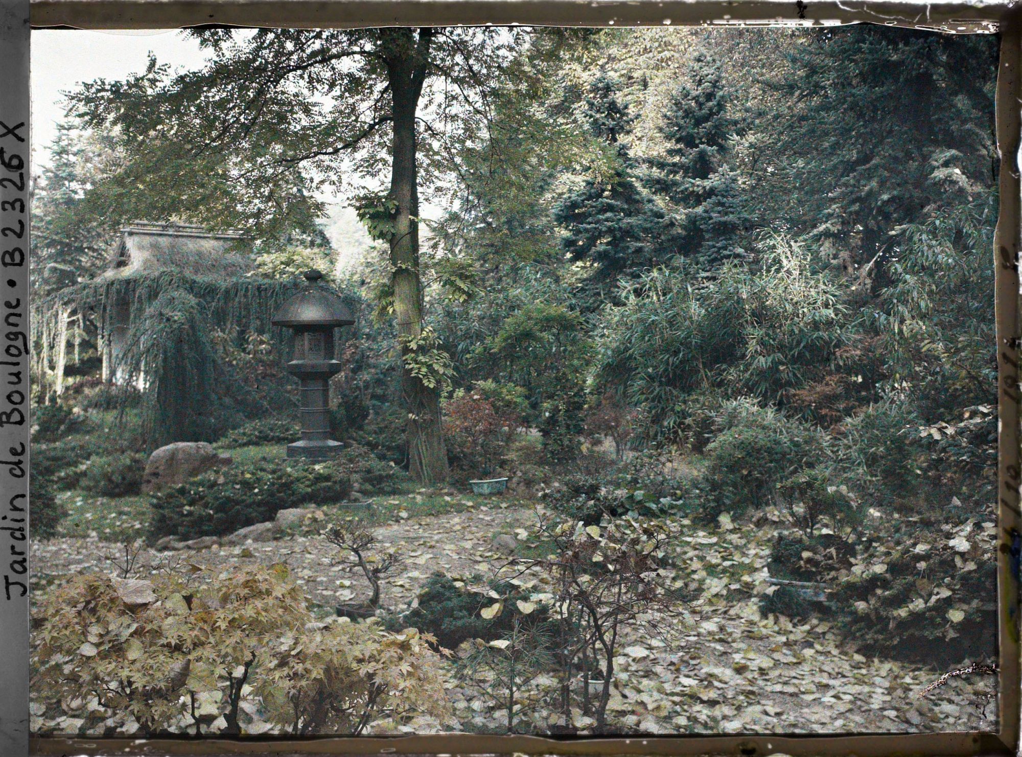 Image représentant Coin de jardin et pavillon de thé du " village japonais ", vus près de l'entrée, côté jardin anglais