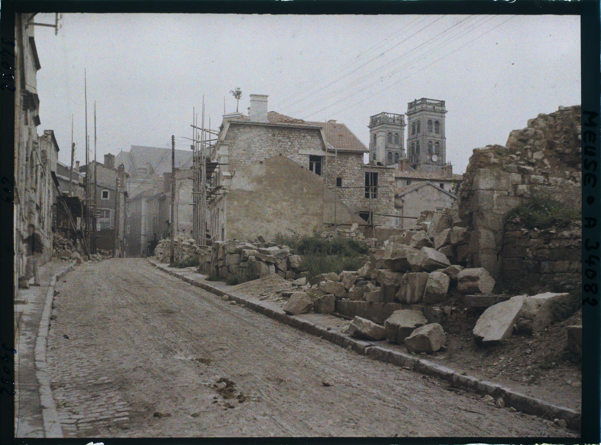 Image représentant France, Verdun, La rue de la BelleVierge, vue prise de la Place d'Armes