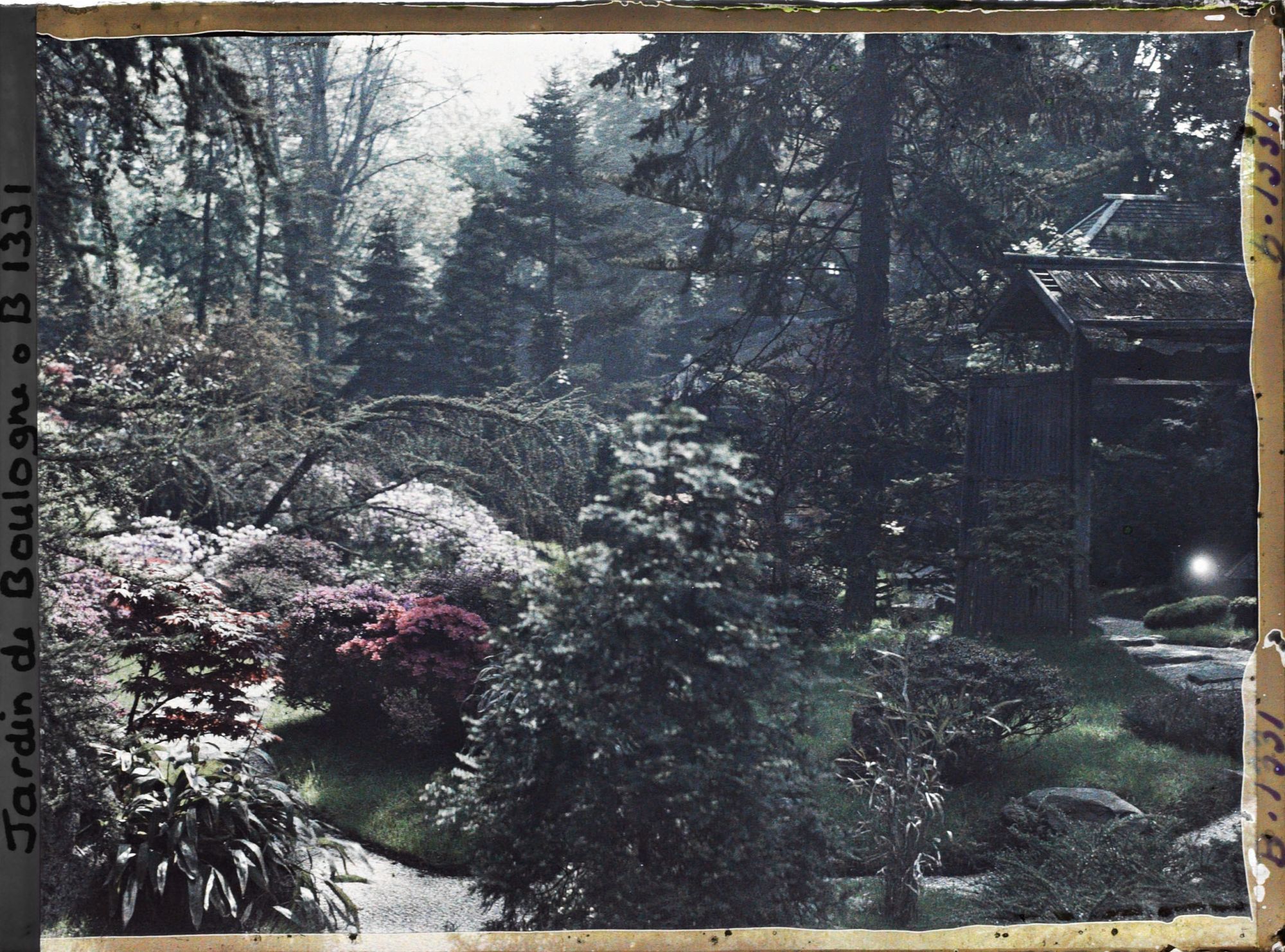 Image représentant Zone fleurie du " sanctuaire japonais " située à gauche de la porte menant au " village japonais "