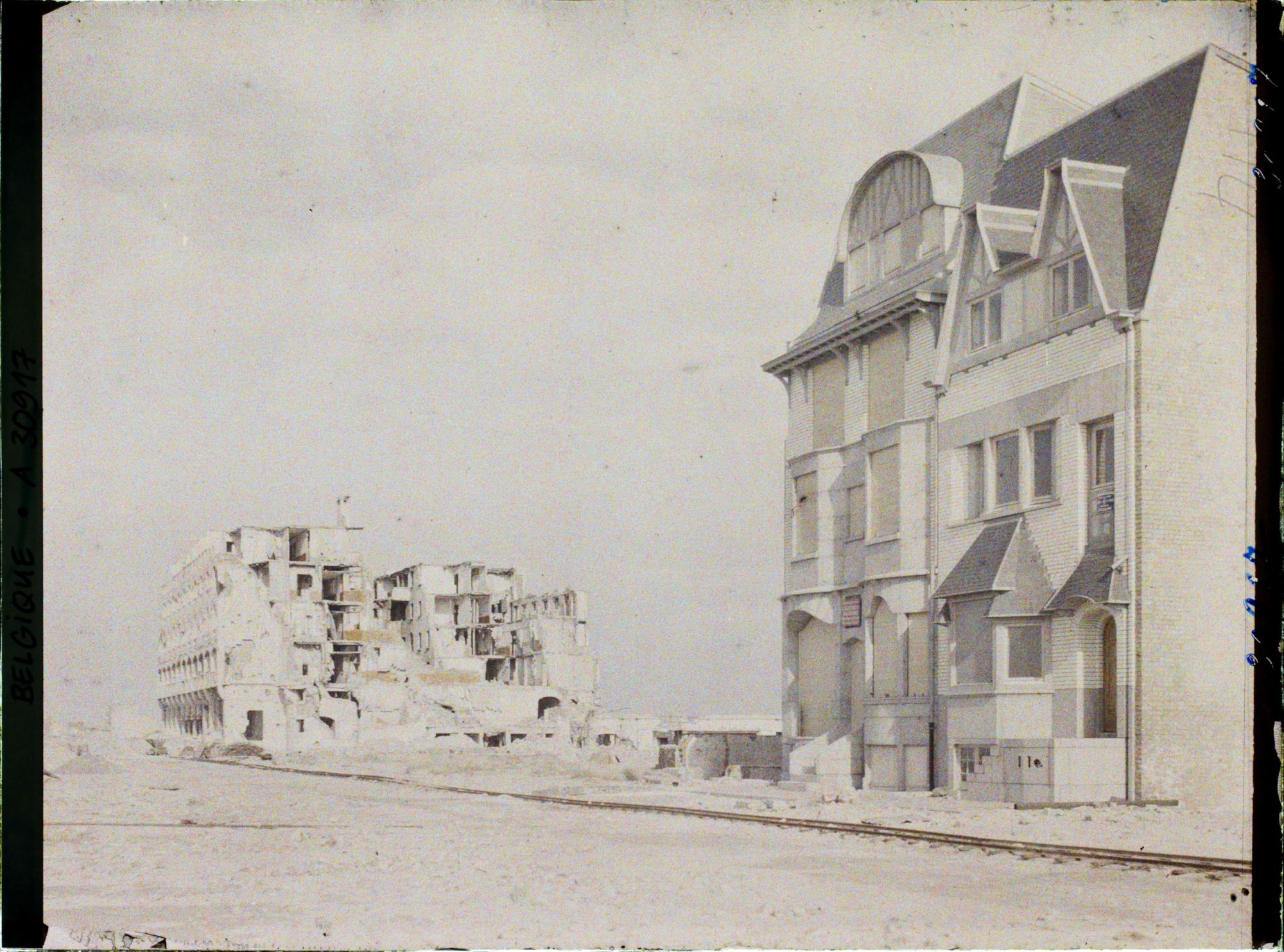 Image représentant Belgique, Westend, Ruines d'un hôtel et Villa reconstruite